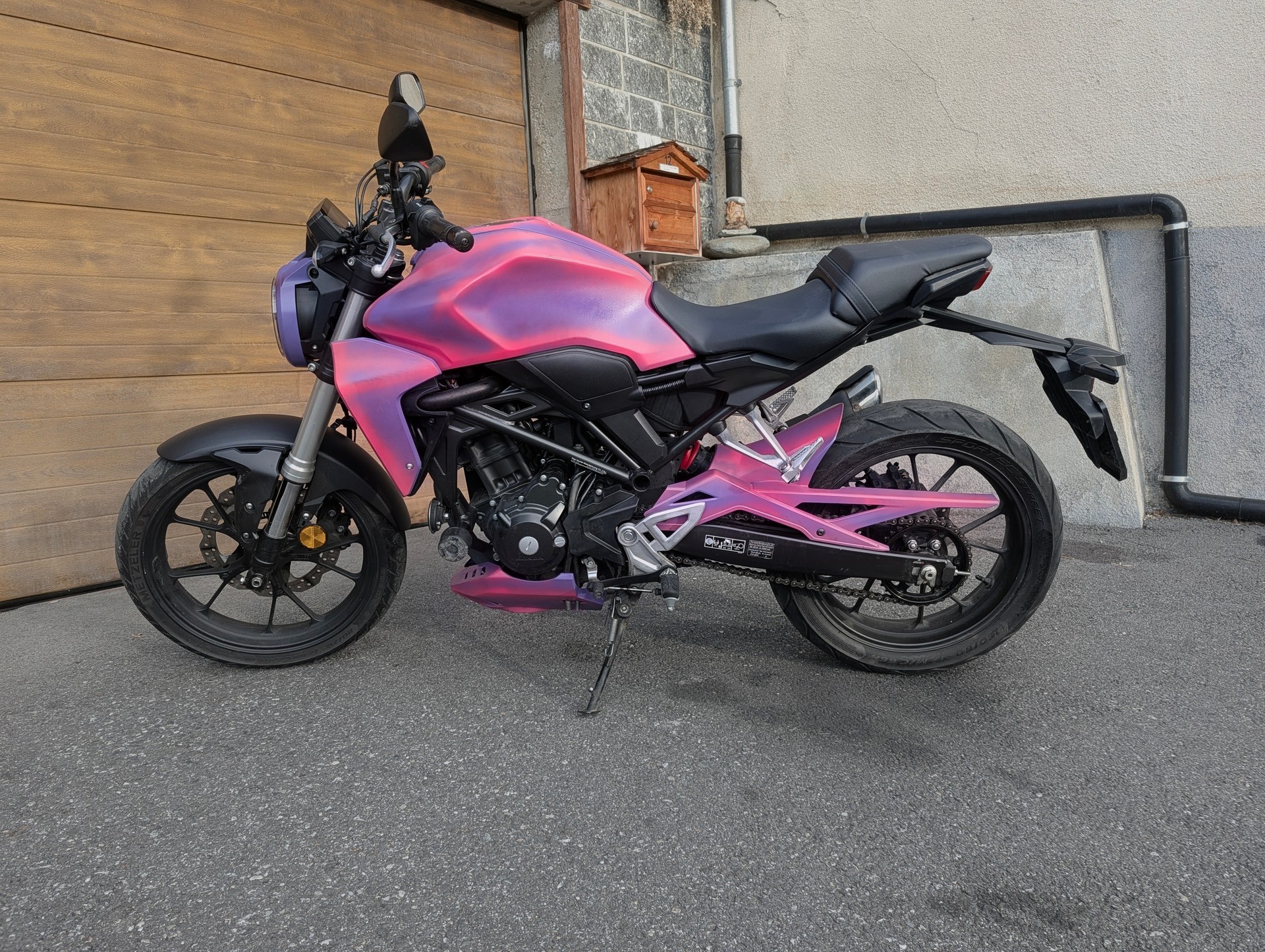 HONDA CB 300 R-image-0