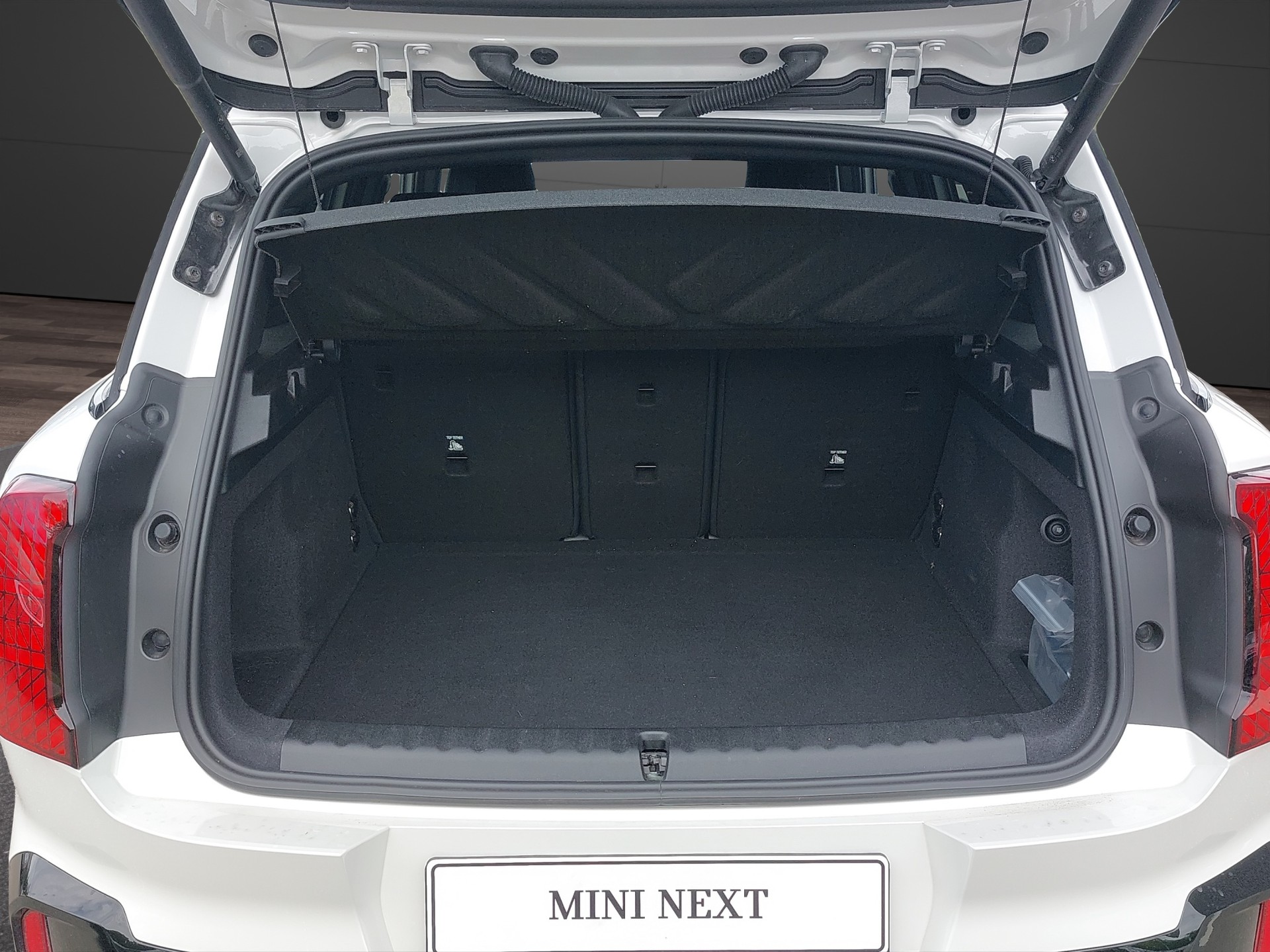 MINI Countryman U25 2.0i John Cooper Works ALL4-image-13