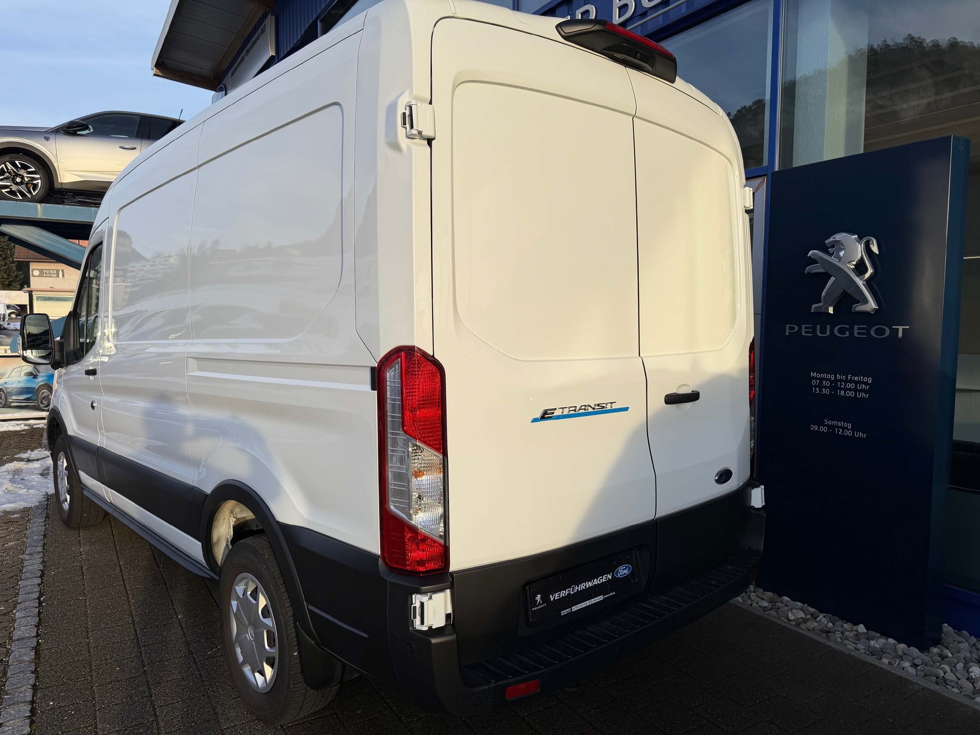 FORD E-Transit Van 350 L2H2 68kWh Trend-image-10