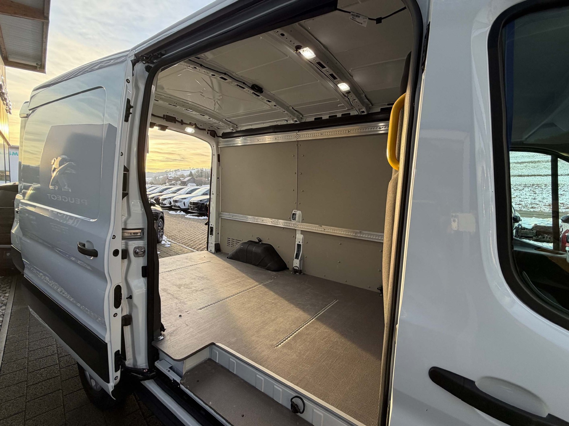 FORD E-Transit Van 350 L2H2 68kWh Trend-image-5