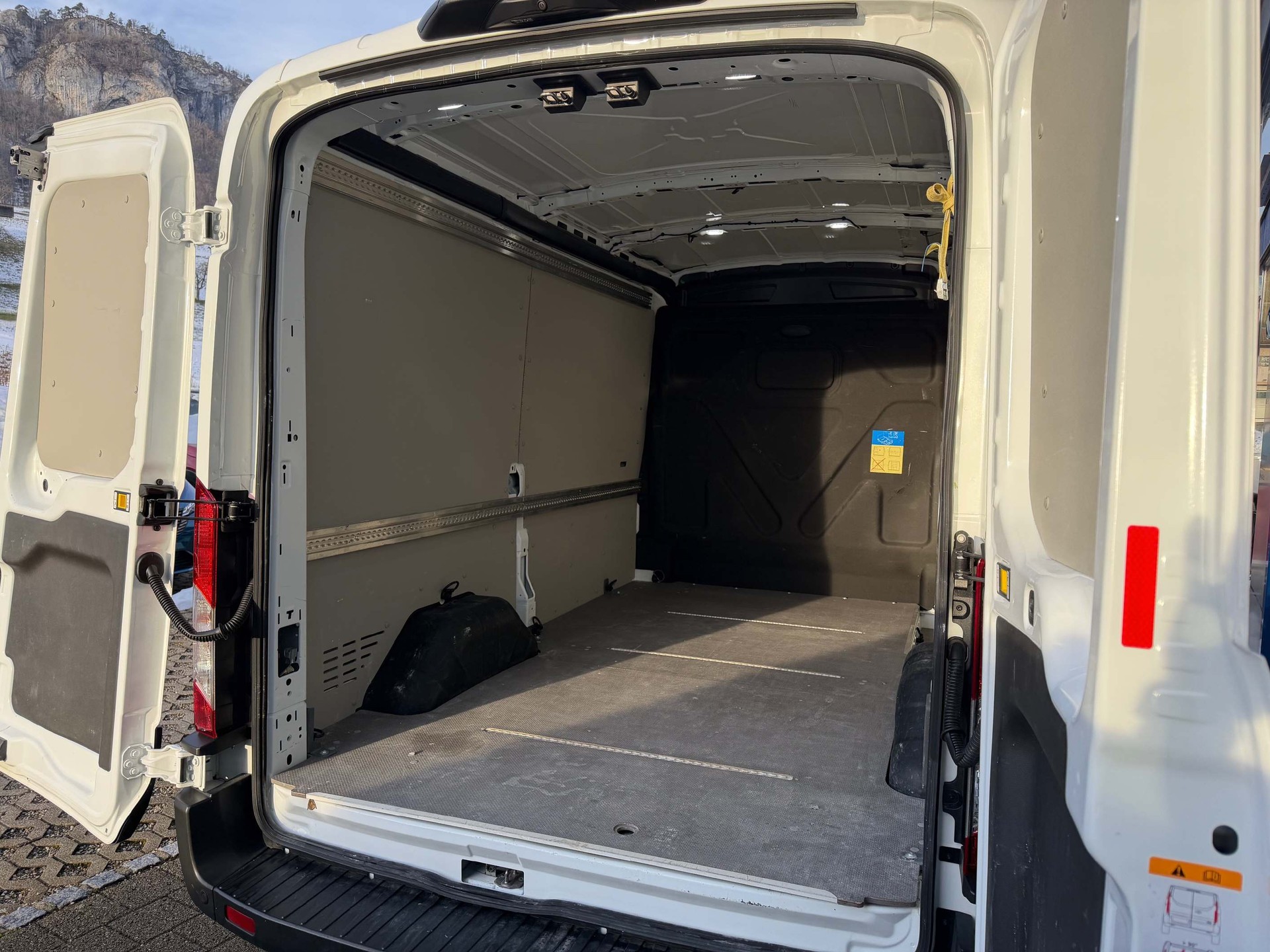 FORD E-Transit Van 350 L2H2 68kWh Trend-image-4
