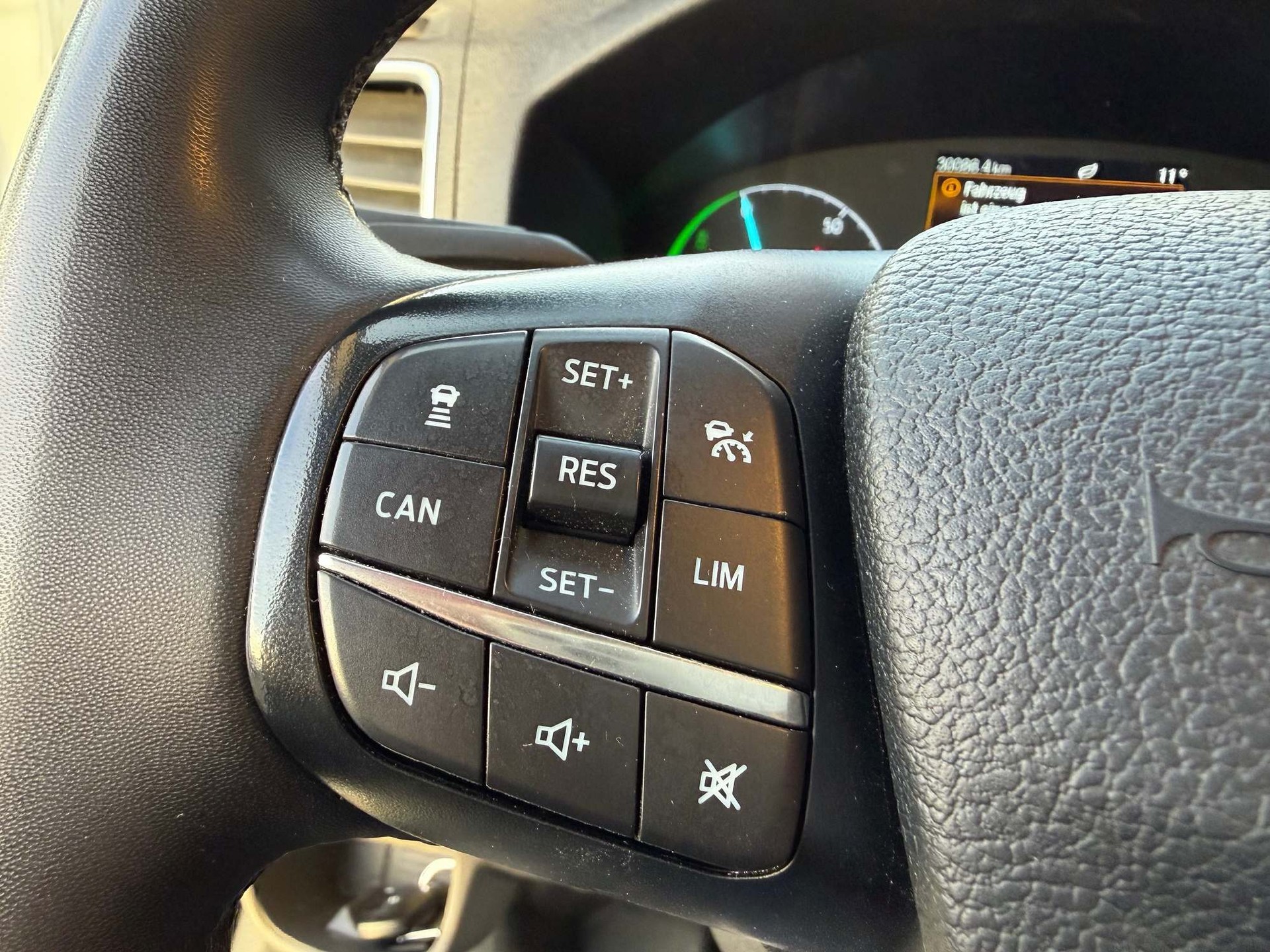 FORD E-Transit Van 350 L2H2 68kWh Trend-image-9