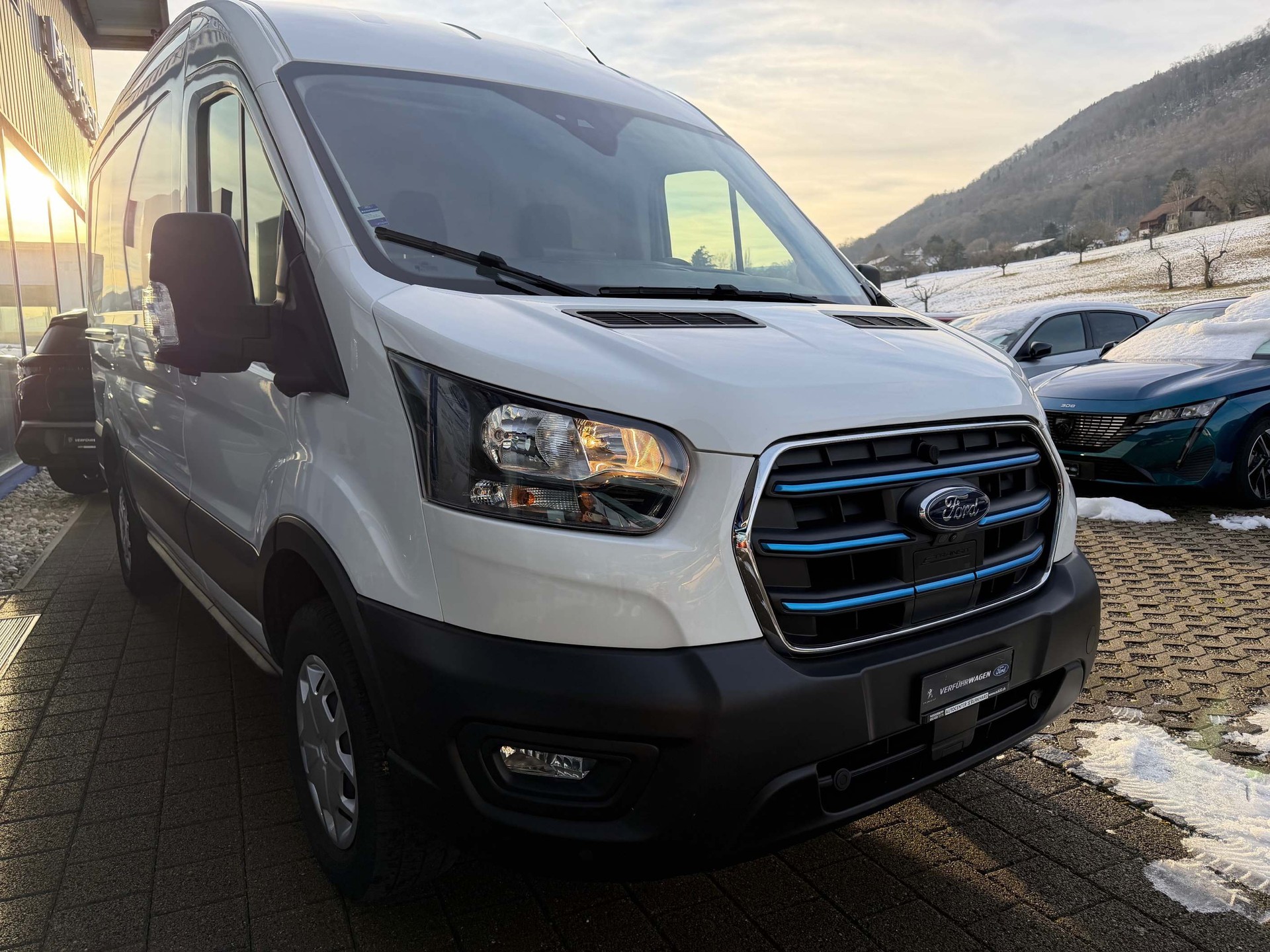 FORD E-Transit Van 350 L2H2 68kWh Trend-showroom-element-3