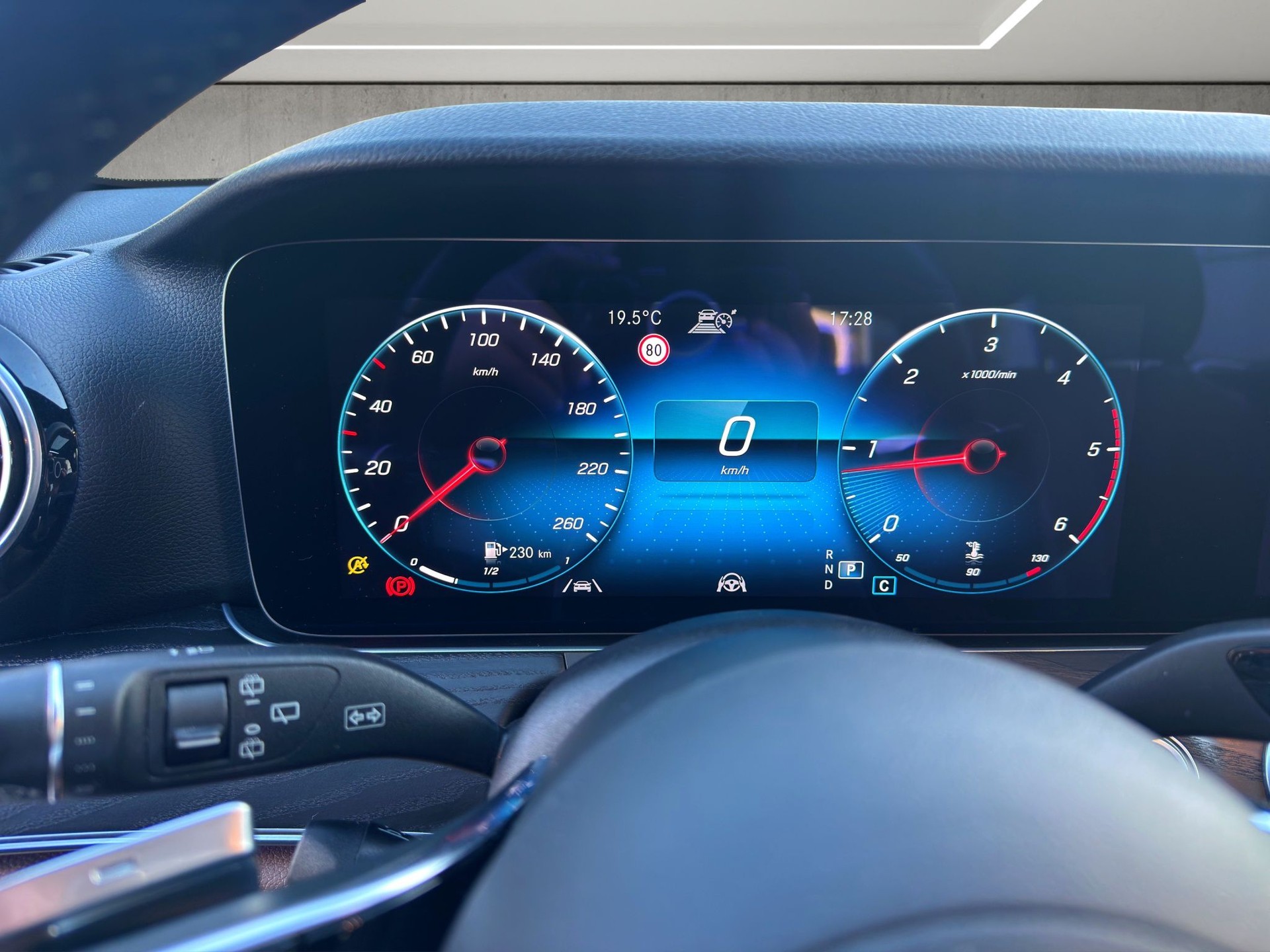 MERCEDES-BENZ E 220 d T 4Matic Avantgarde 9G-Tronic-image-13