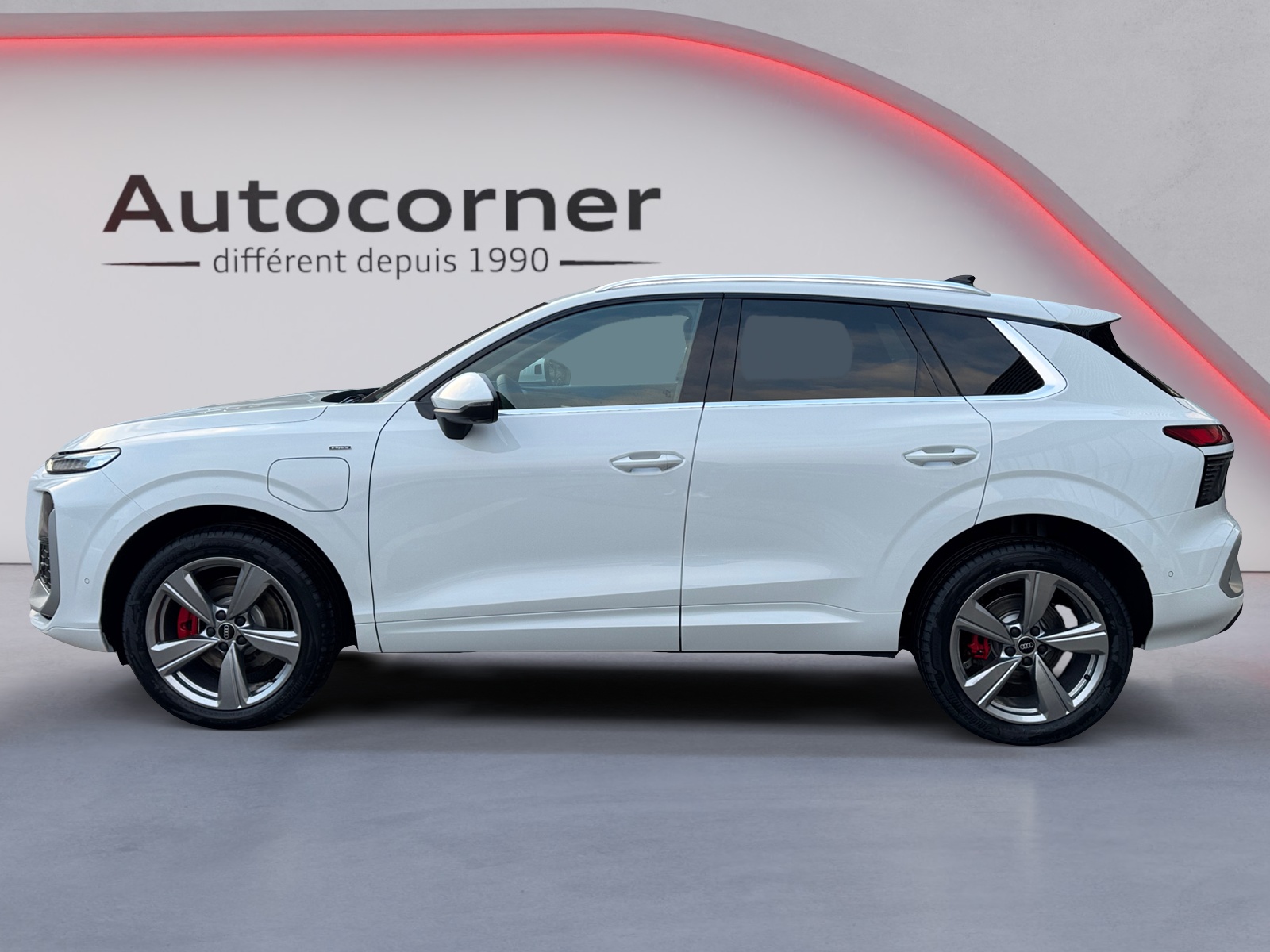 AUDI Q3 SUV e-hybrid 200 kW S tronig-showroom-element-1