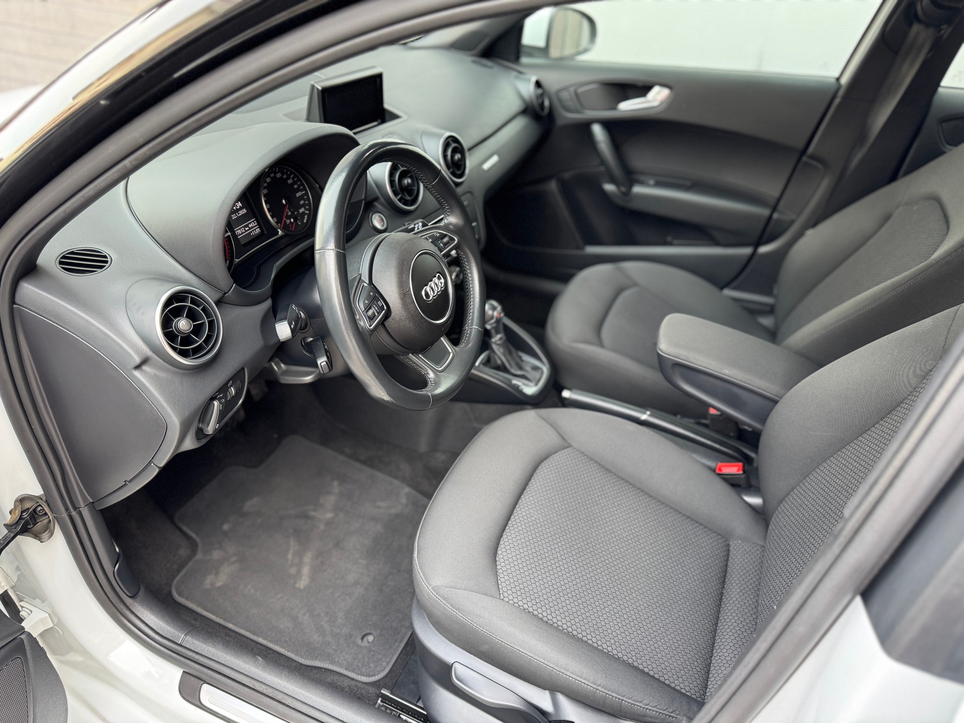 AUDI A1 Sportback 1.0 TFSI S-tronic-image-11