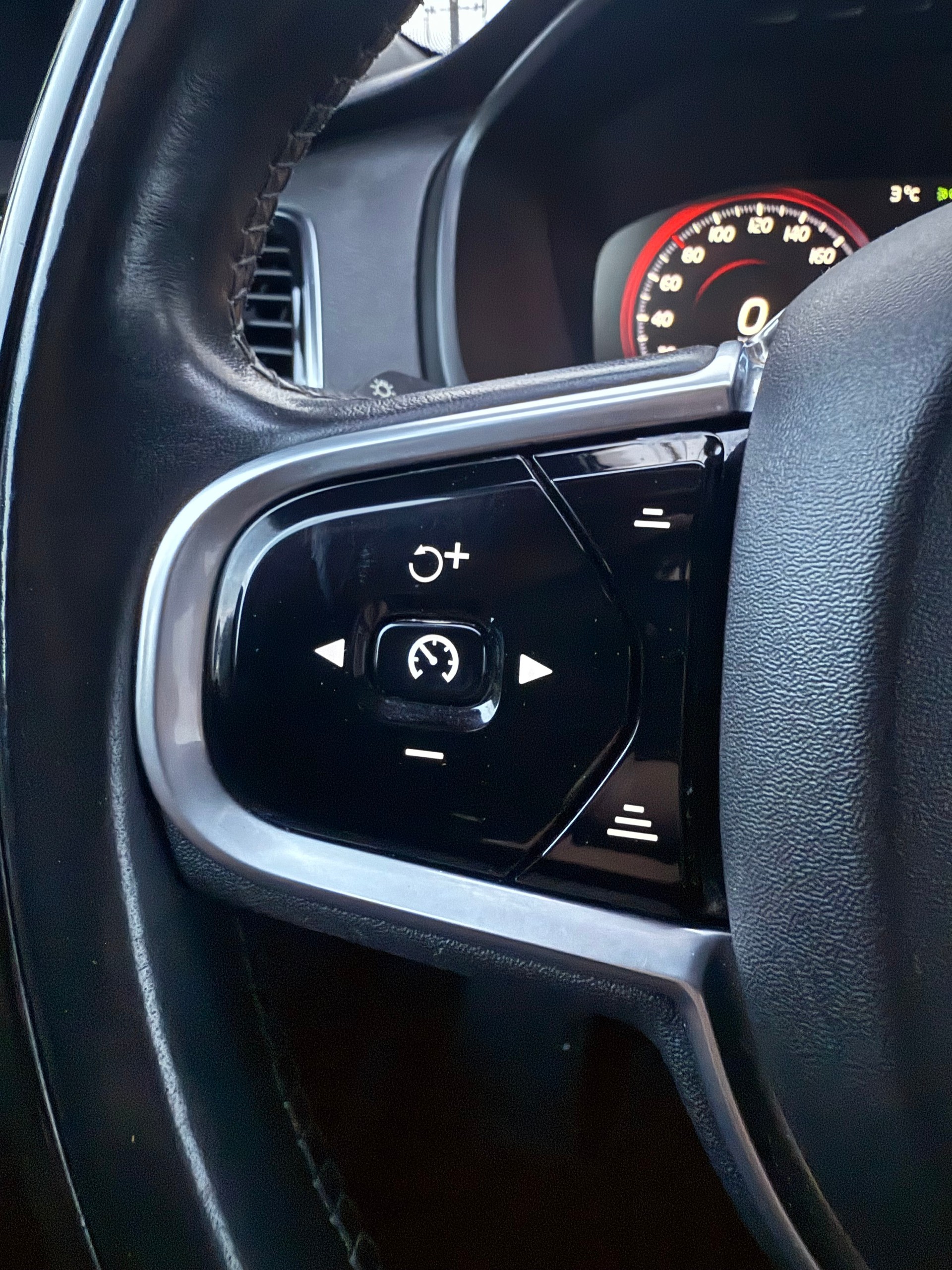 VOLVO XC90 D5 AWD Momentum Geartronic-image-11