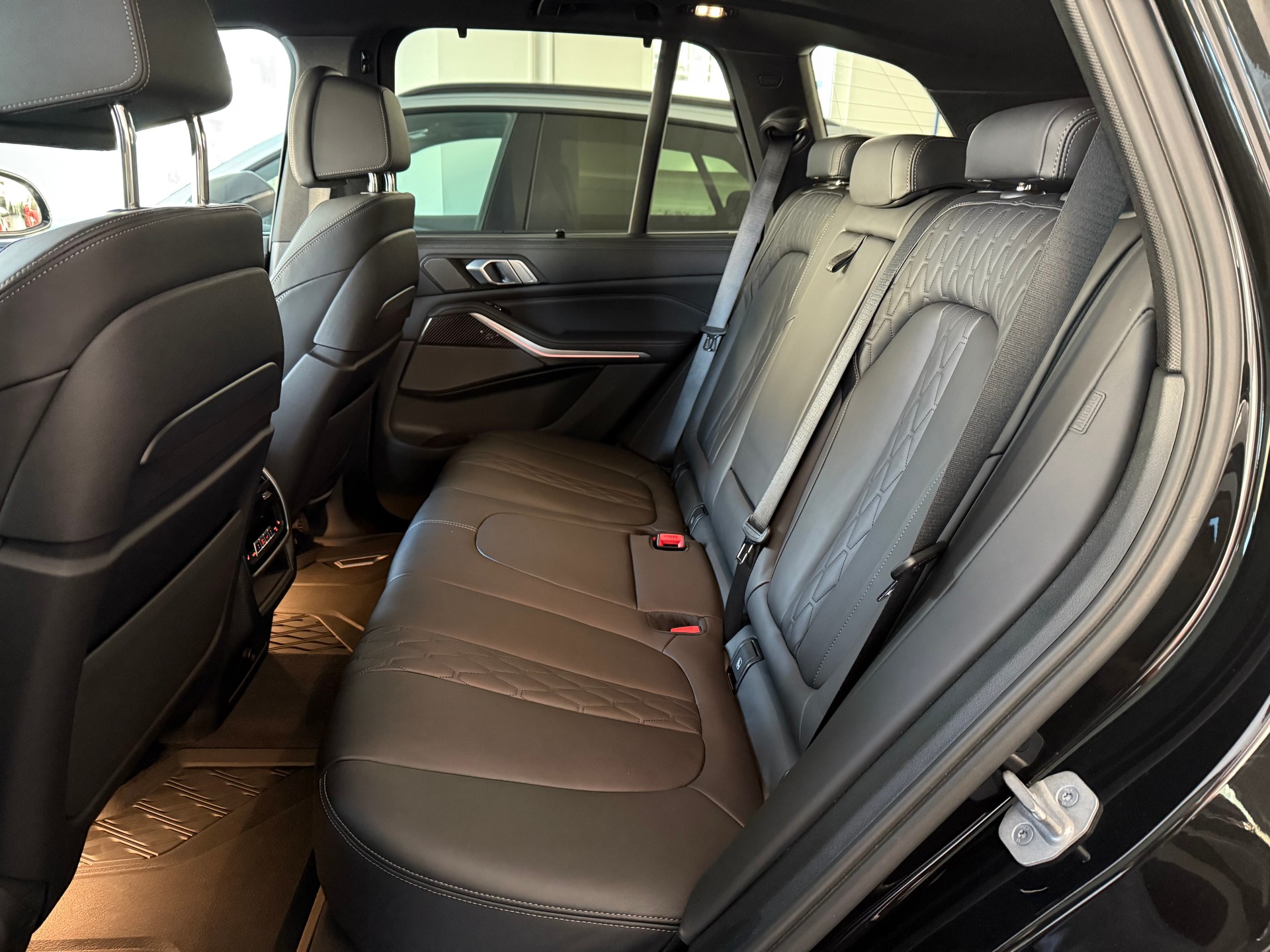 BMW X5 xDrive M50i Steptronic-image-12