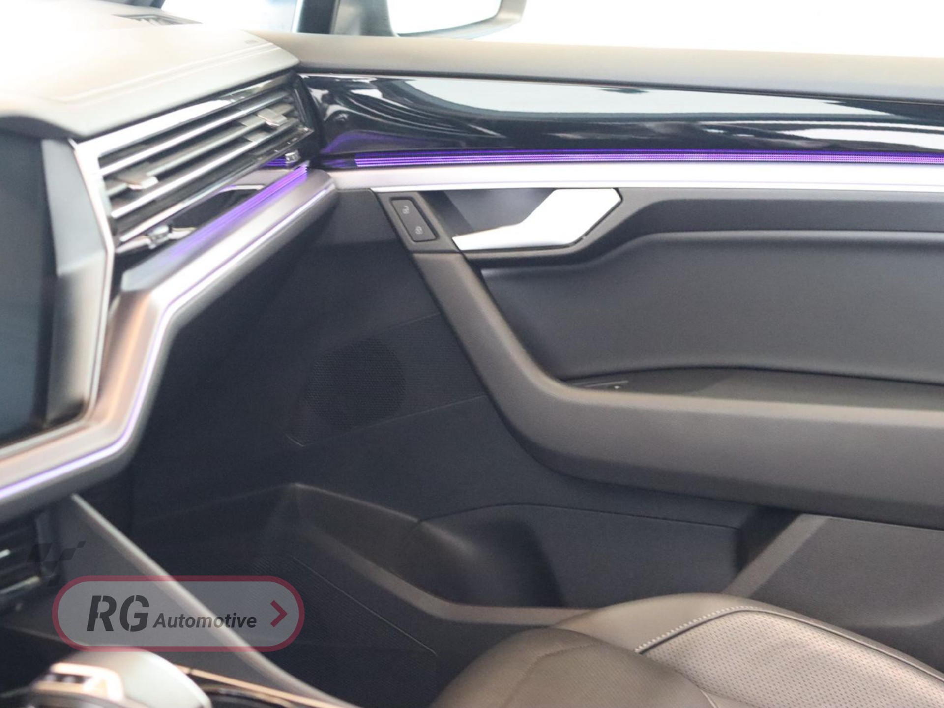 VW Touareg 3.0 TDI R Line Tiptronic-image-8