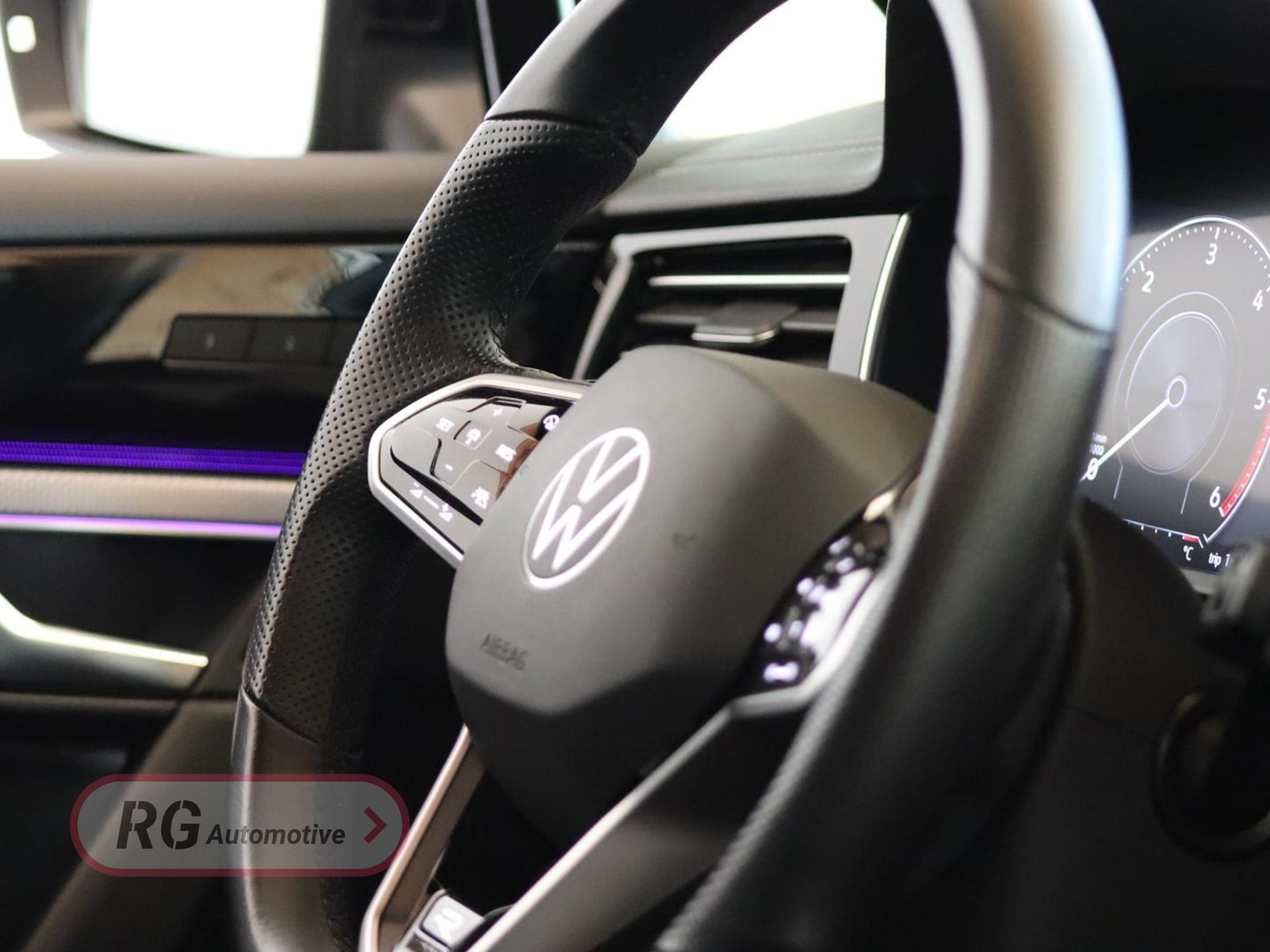 VW Touareg 3.0 TDI R Line Tiptronic-image-9