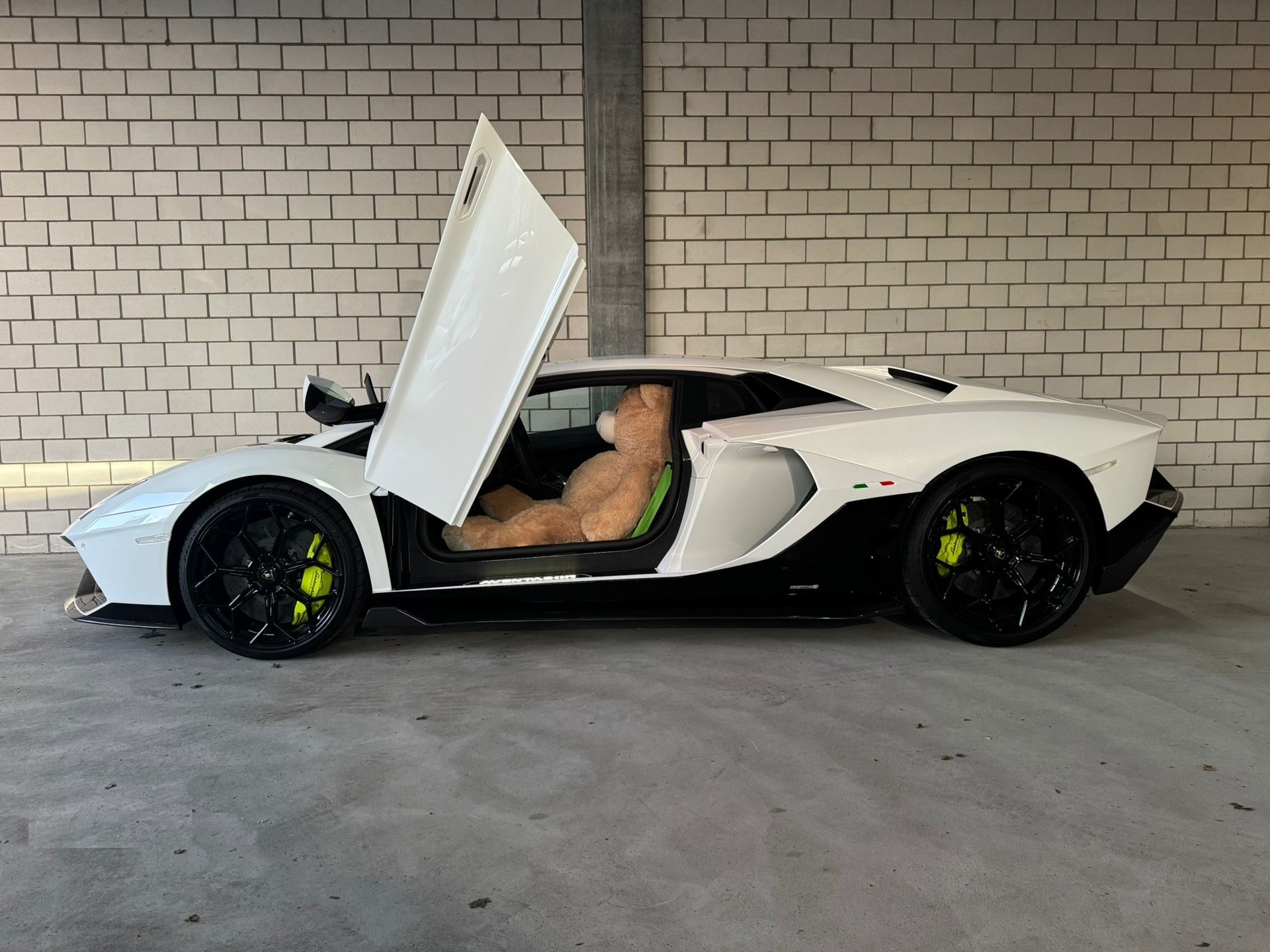 LAMBORGHINI Aventador LP780-4 Coupé E-Gear ULTIMAE "1 of 350"-showroom-element-1