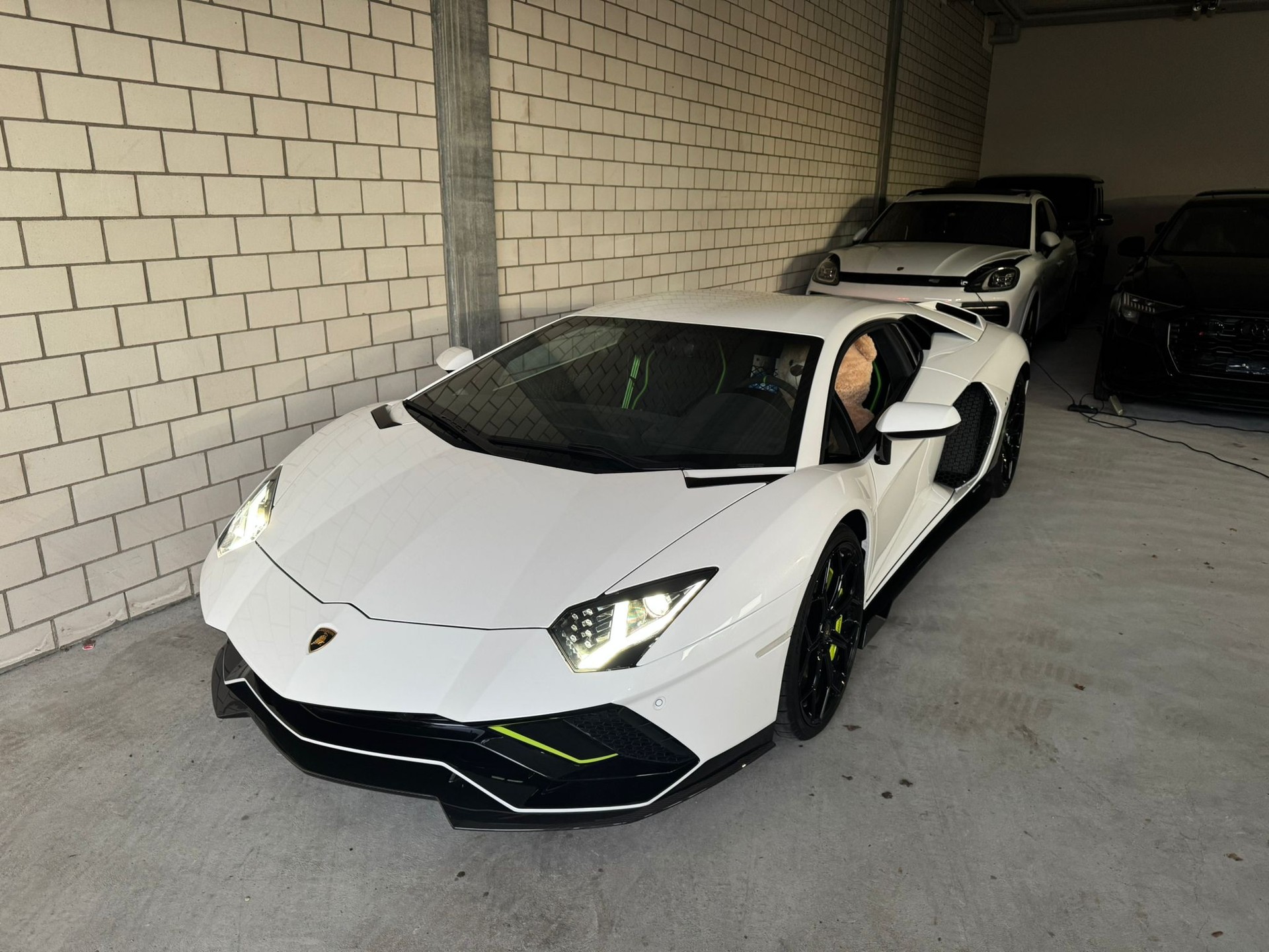 LAMBORGHINI Aventador LP780-4 Coupé E-Gear ULTIMAE "1 of 350"-showroom-element-2
