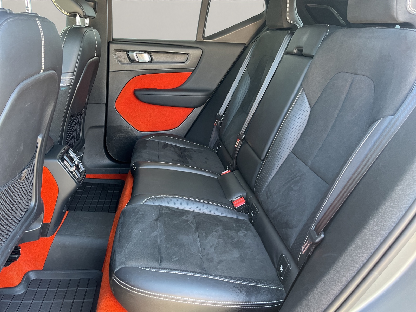 VOLVO XC40 2.0 T5 R-Design AWD-image-10