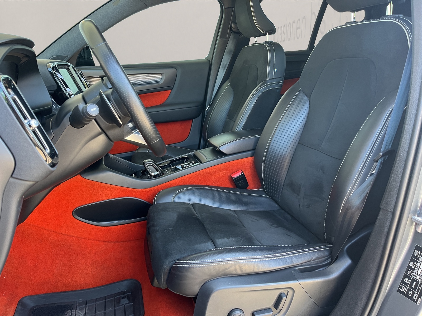 VOLVO XC40 2.0 T5 R-Design AWD-image-9