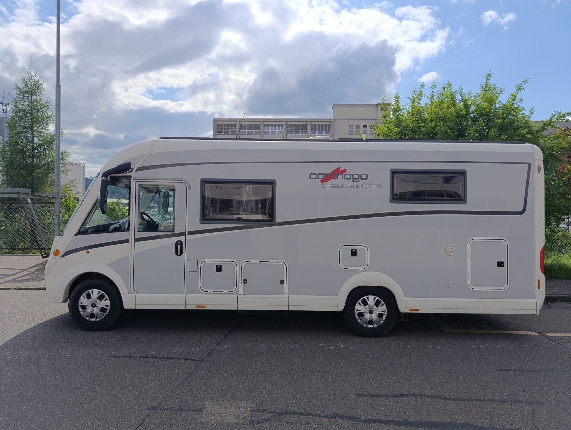 CARTHAGO 145 QB***Wie ein König unterwegs sein – zu einem anständigen Preis***Königsbett*Dachklima*hydr. Hubstützensystem*-showroom-element-2