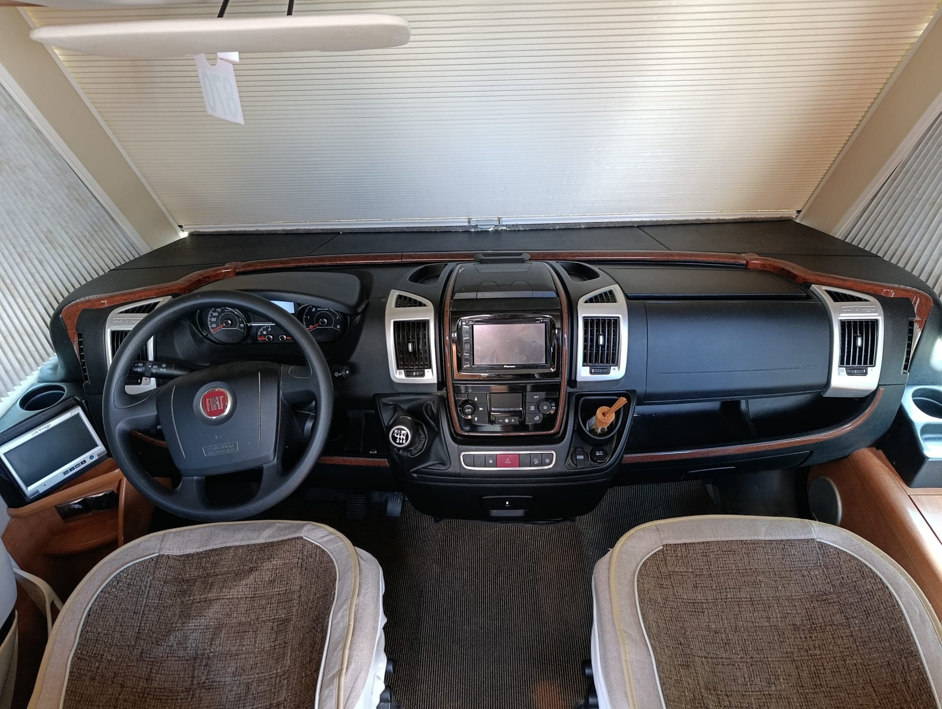 CARTHAGO 145 QB***Wie ein König unterwegs sein – zu einem anständigen Preis***Königsbett*Dachklima*hydr. Hubstützensystem*-image-17