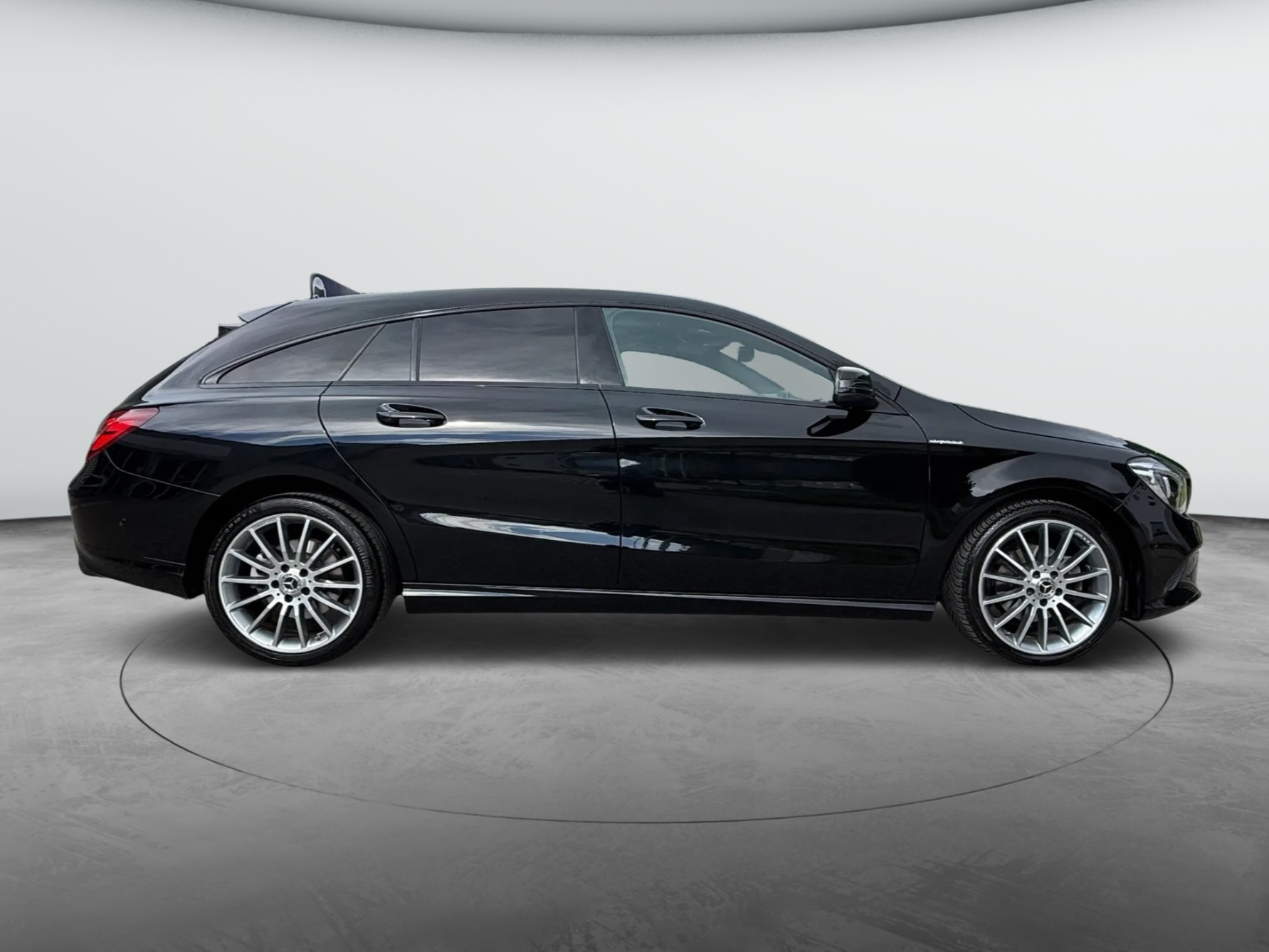MERCEDES-BENZ CLA Shooting Brake 200 d AMG Line 7G-DCT-showroom-element-3