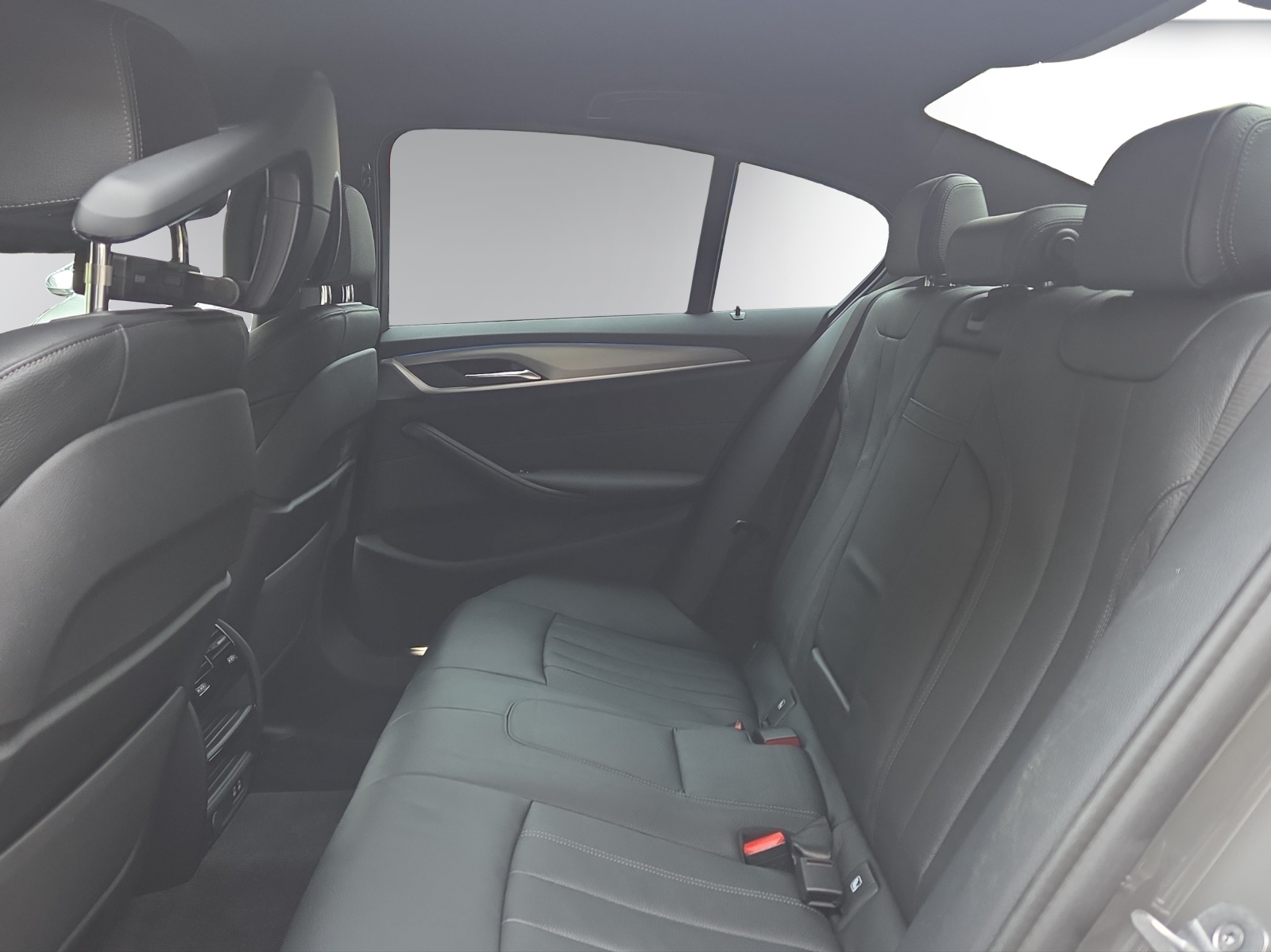 BMW 545e xDrive Pure M Sport Steptronic-image-16