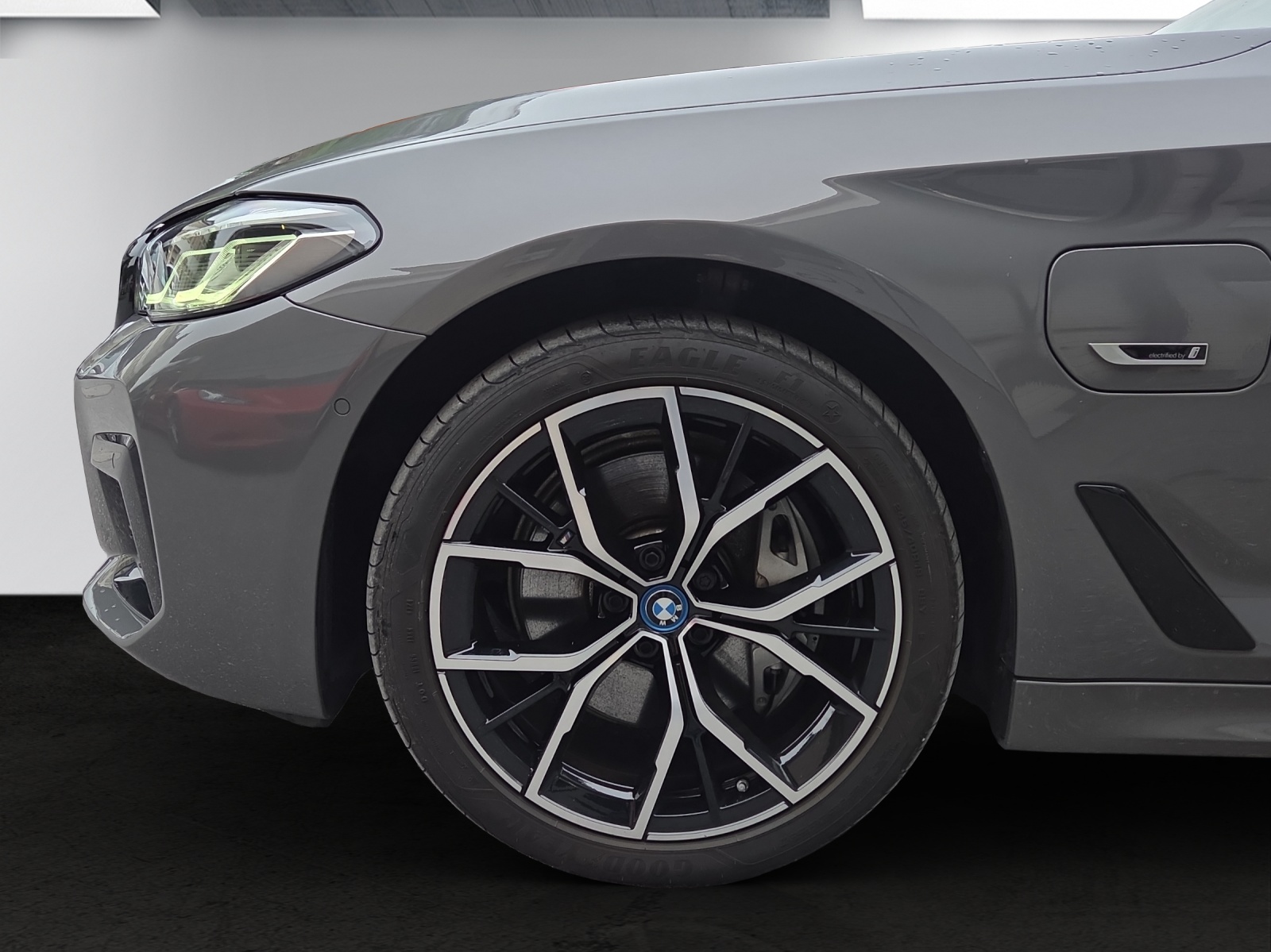 BMW 545e xDrive Pure M Sport Steptronic-image-8