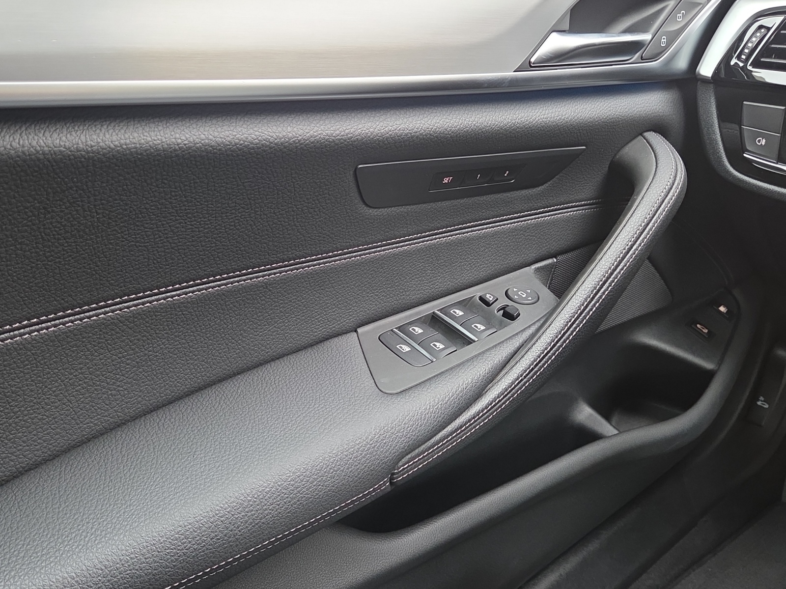 BMW 545e xDrive Pure M Sport Steptronic-image-14
