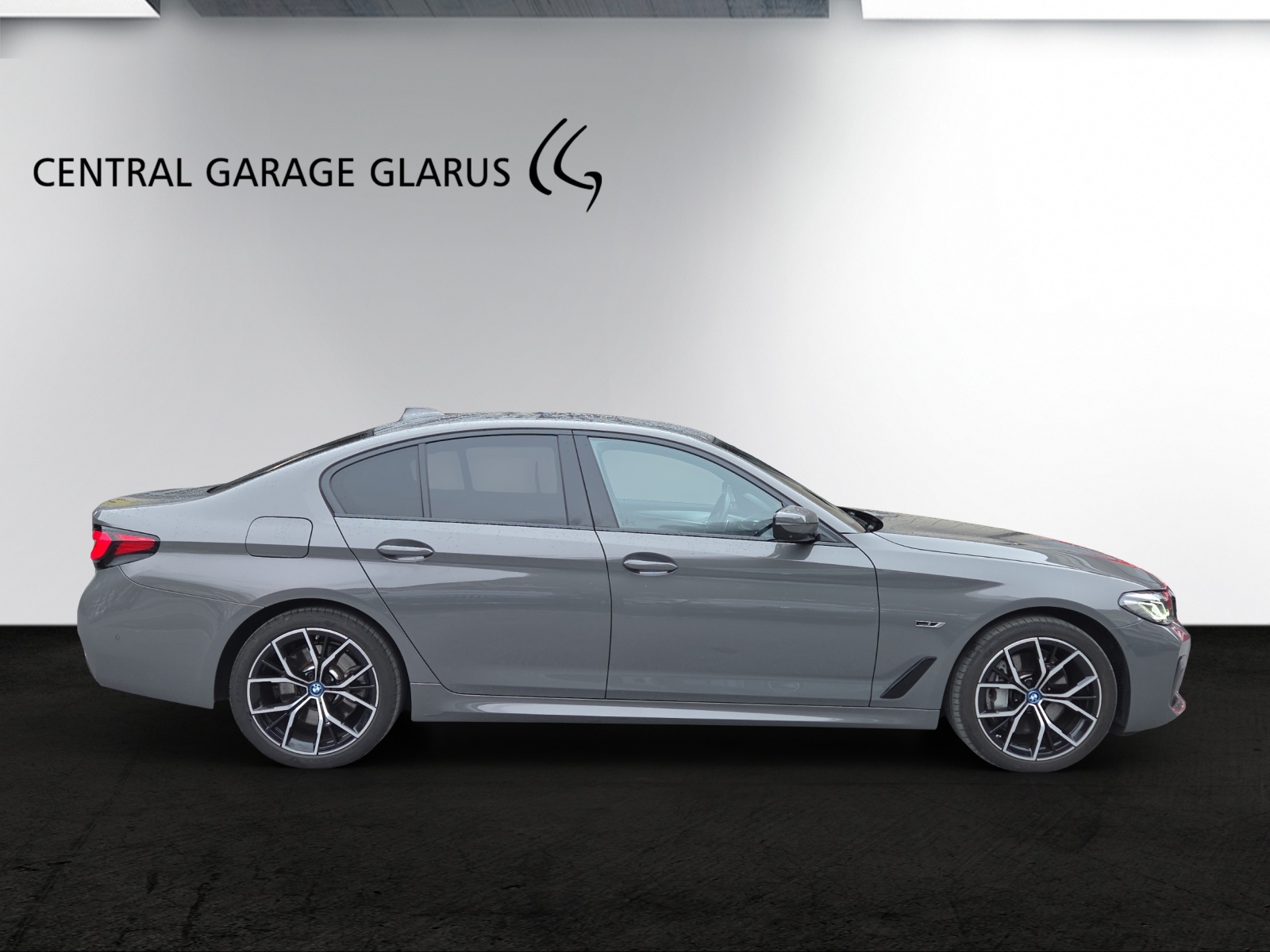 BMW 545e xDrive Pure M Sport Steptronic-image-4