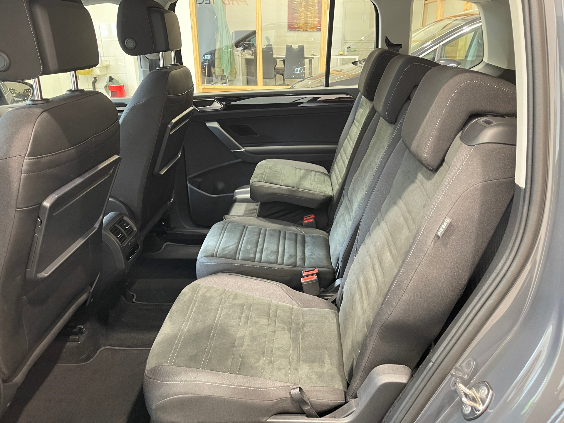 VW Touran 2.0 TDI BlueMotion Technology Highline DSG * R-LINE* 7 PLATZ*-image-16