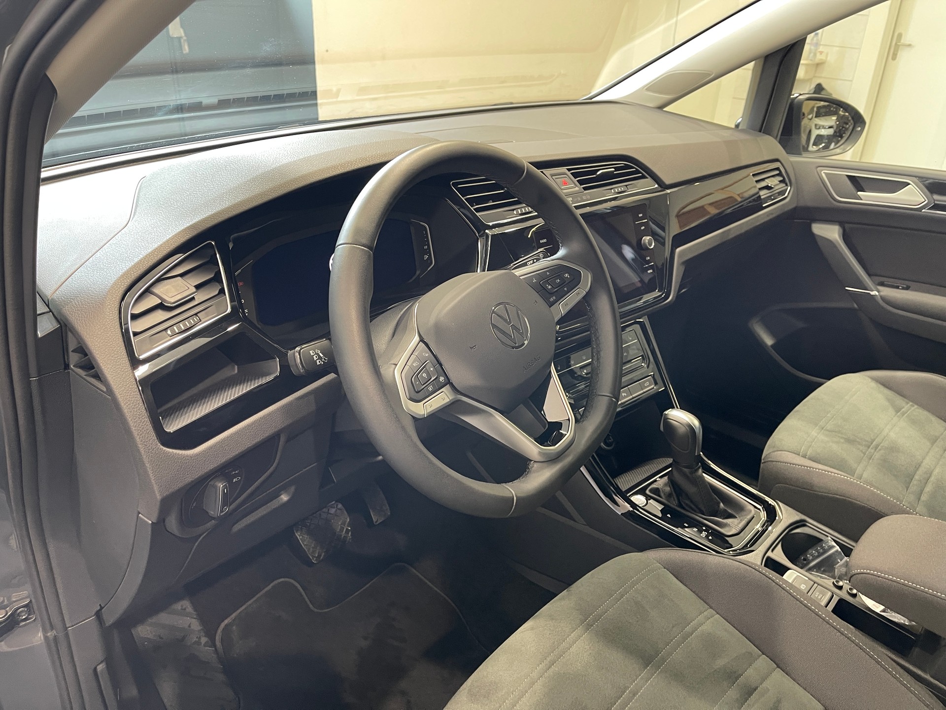 VW Touran 2.0 TDI BlueMotion Technology Highline DSG * R-LINE* 7 PLATZ*-image-9
