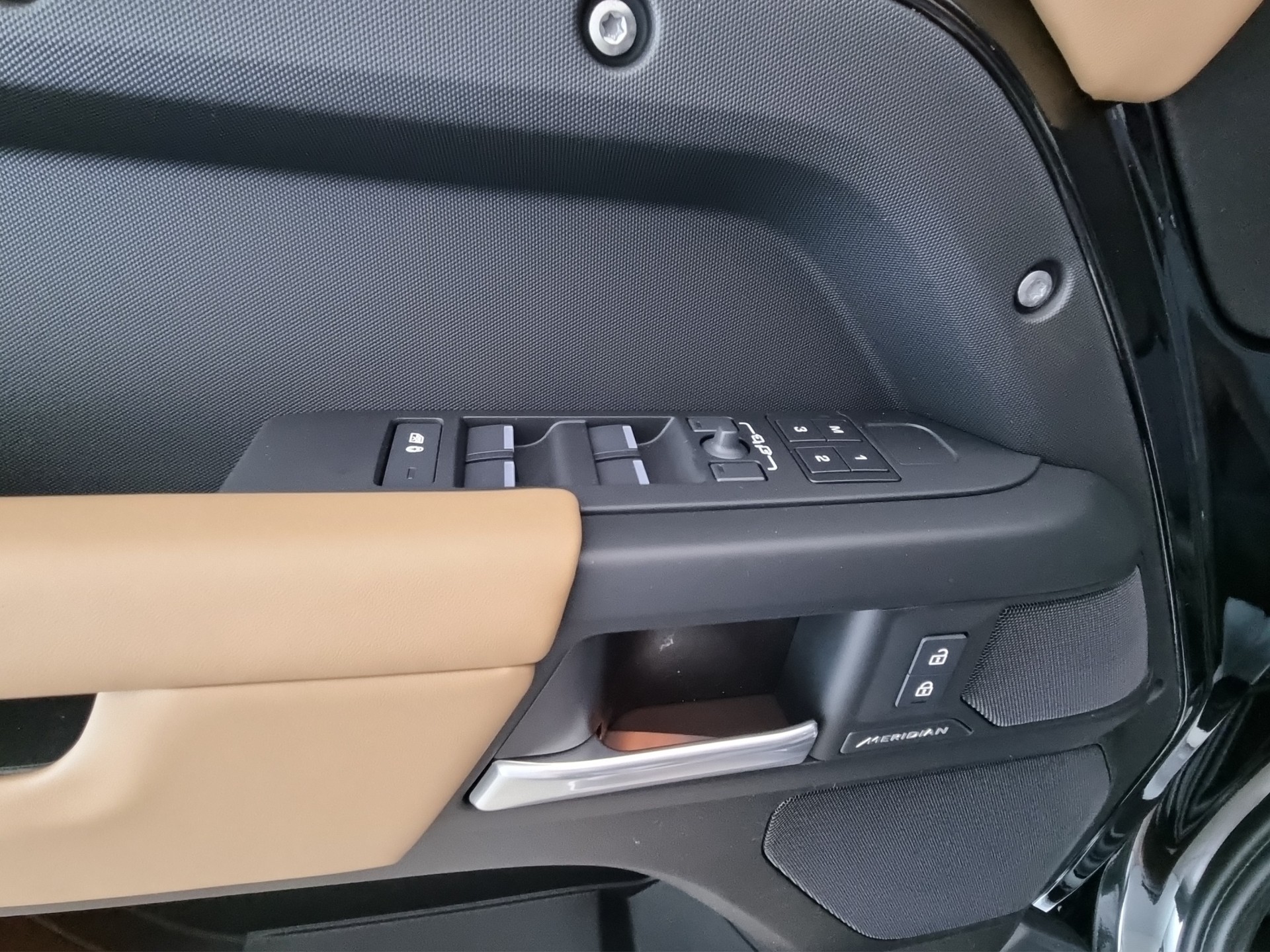 LAND ROVER Defender 110 X-Dynamic SE AWD-image-11
