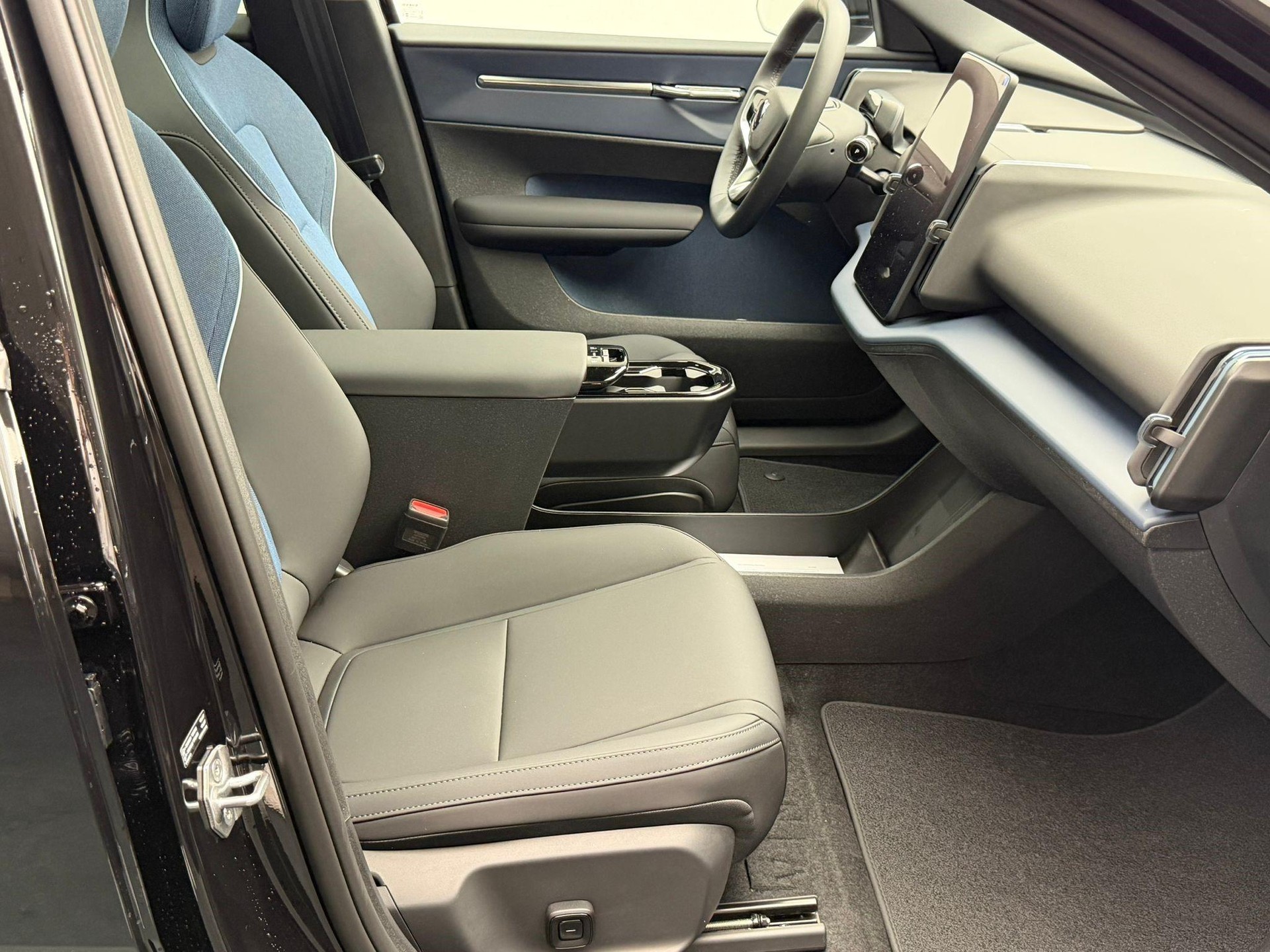 VOLVO EX30 E60 Twin Ultra Performance Sw. Black Ed. AWD-image-13