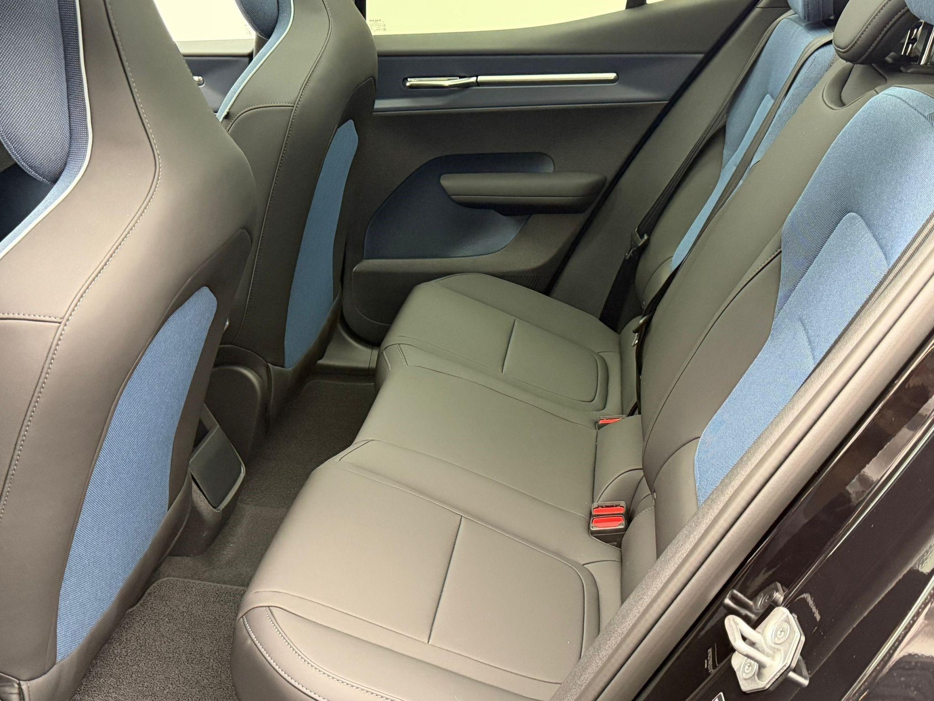 VOLVO EX30 E60 Twin Ultra Performance Sw. Black Ed. AWD-image-11