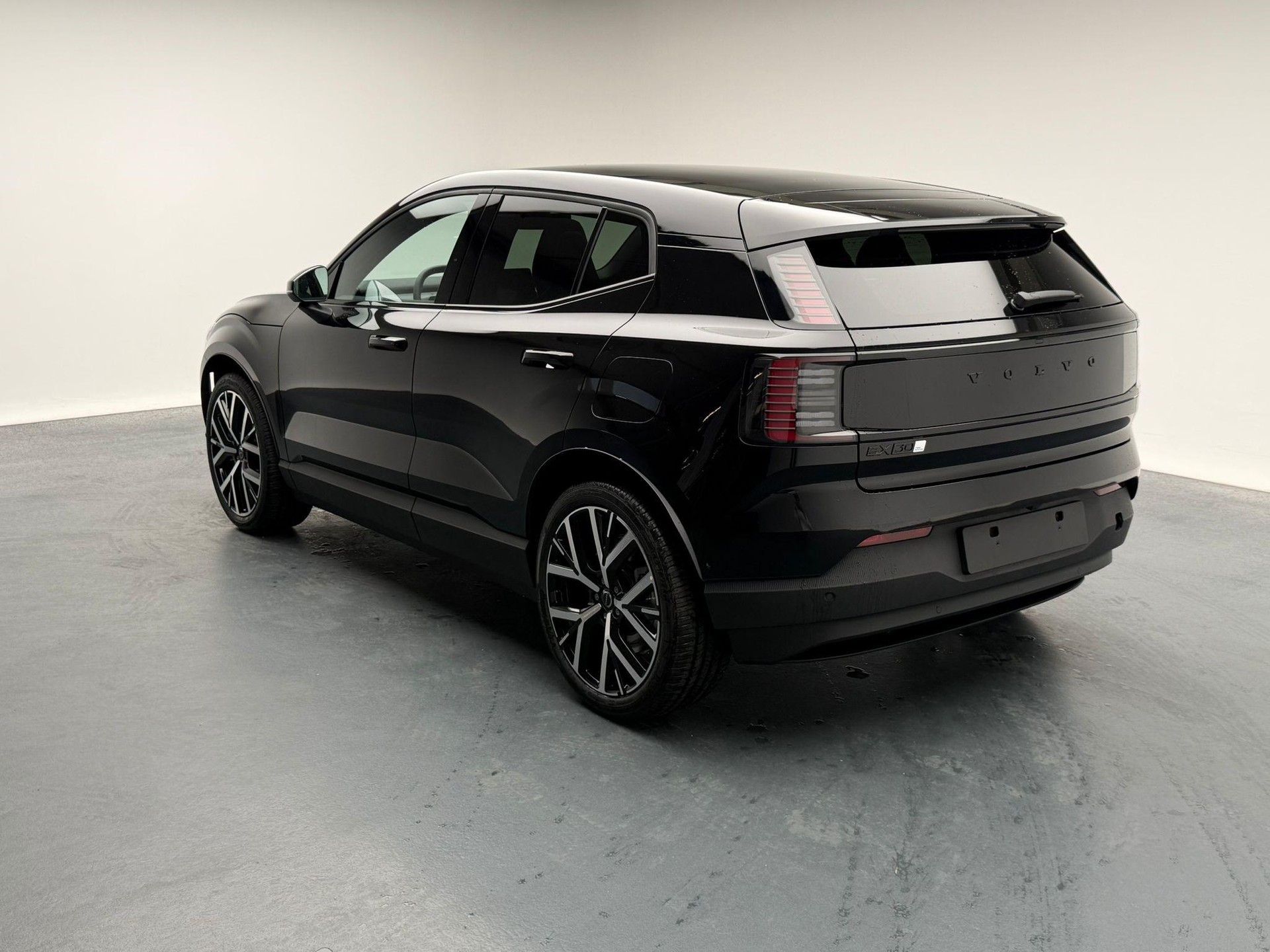 VOLVO EX30 E60 Twin Ultra Performance Sw. Black Ed. AWD-image-4