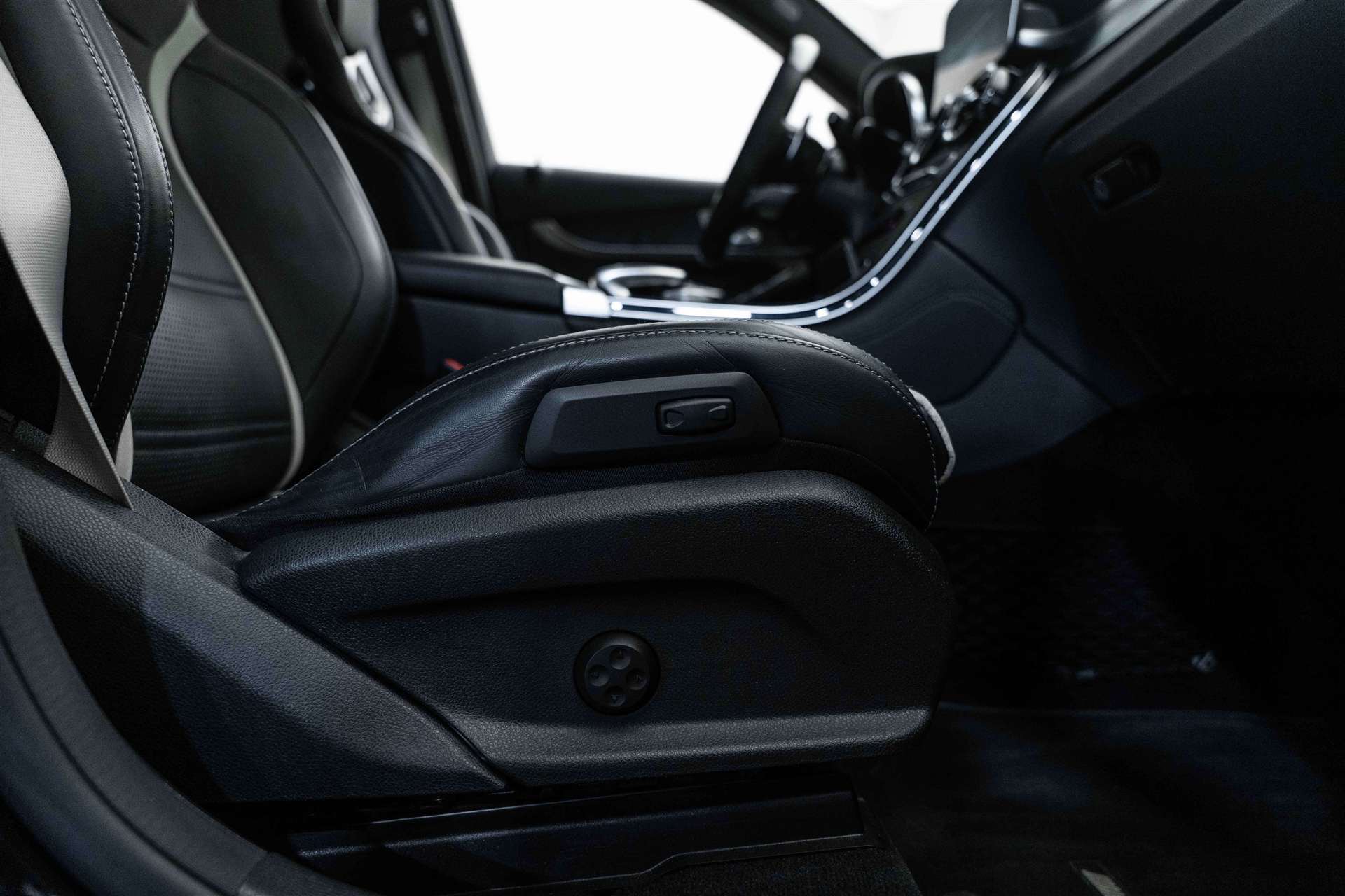 MERCEDES-BENZ GLC 63 S AMG 4Matic+ 9G-Tronic-image-18