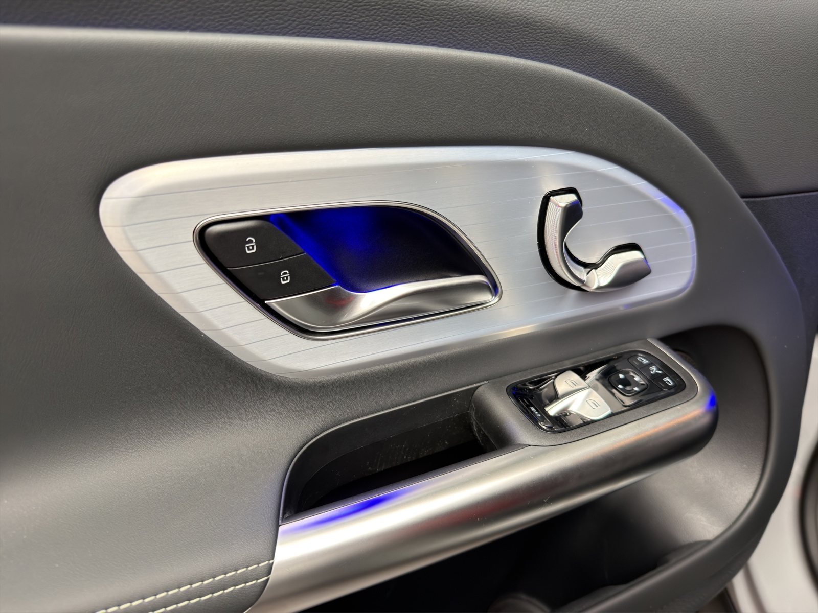 MERCEDES-BENZ GLB 220 4Matic 8G-Tronic-image-11