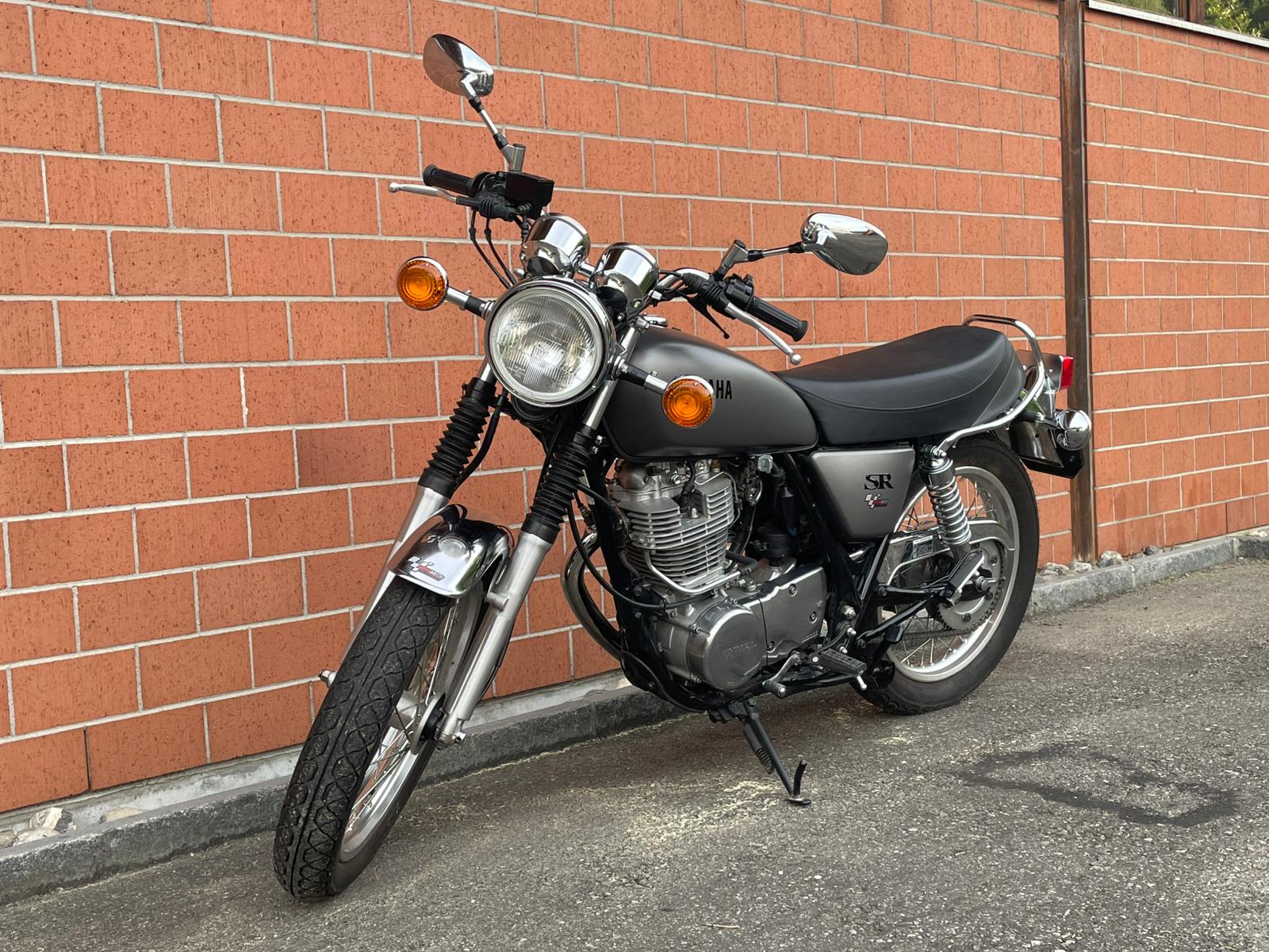 YAMAHA SR 400-image-1