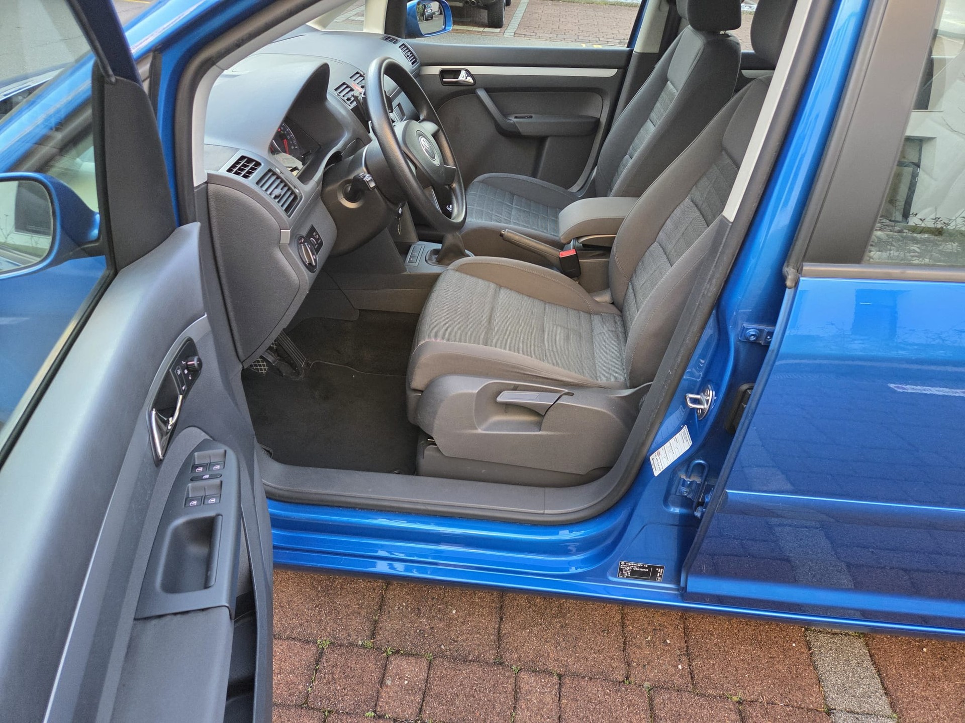 VW Touran 2.0 TDI Highline |Frisch ab MFK und Service|Xenon|Standheizung| Navi |Kühlschrank|Temomat-image-10