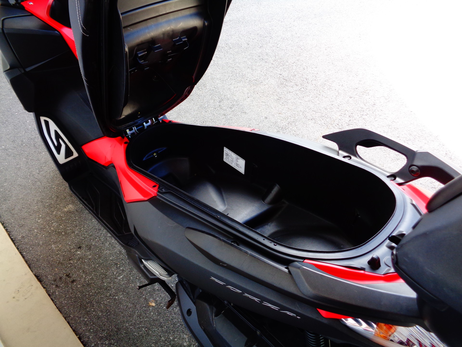 HONDA NSS125 Forza ABS Swiss-Edition-image-6