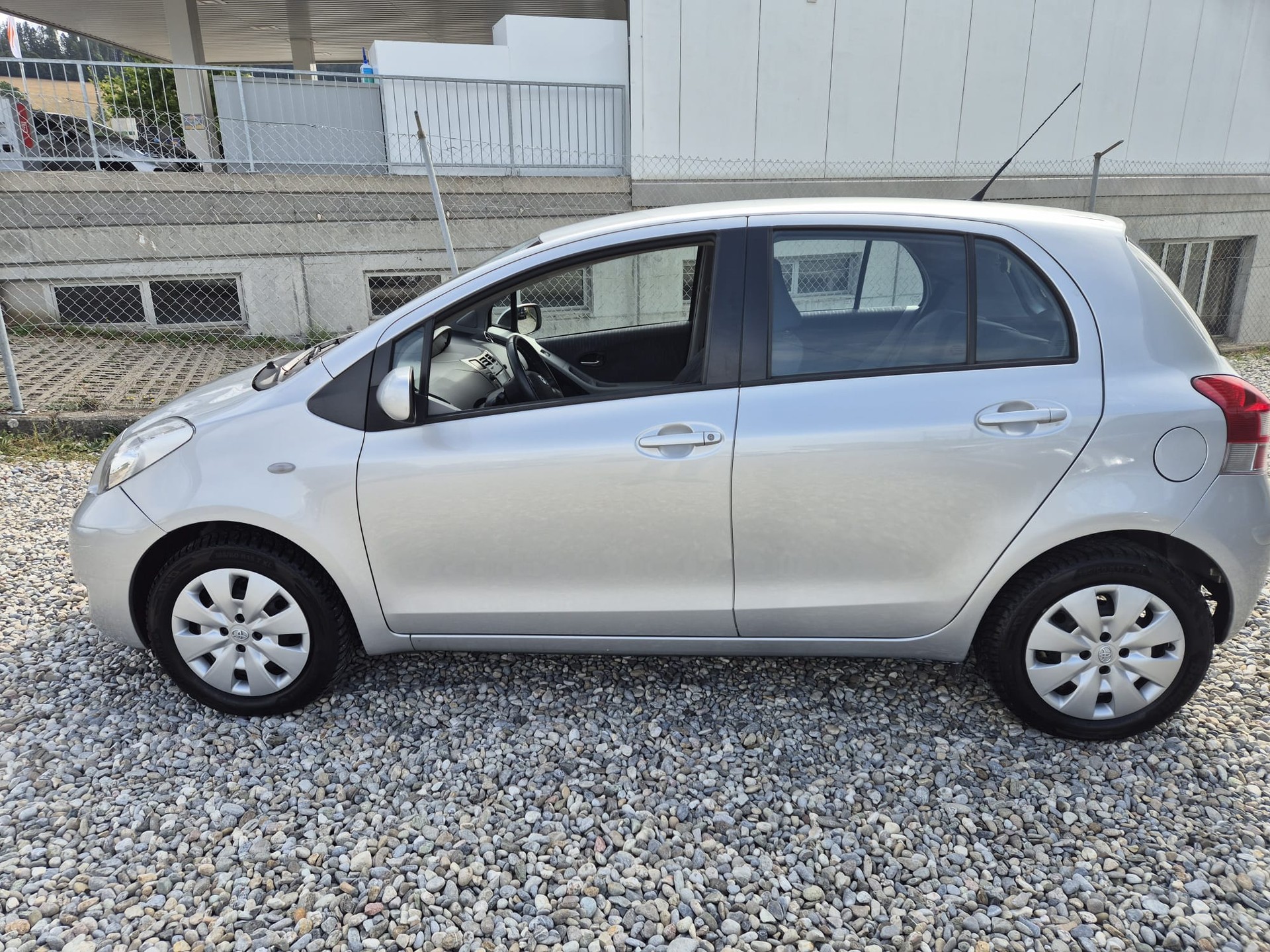 TOYOTA Yaris 1.33 Linea Luna-image-3
