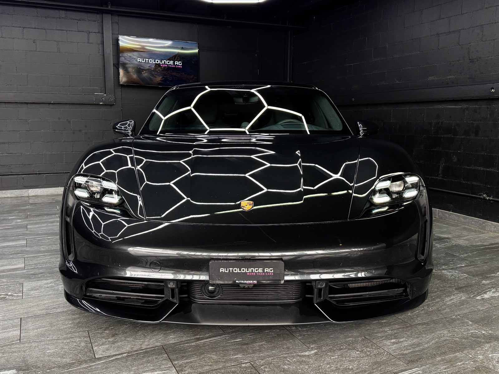 PORSCHE Taycan Turbo-showroom-element-3