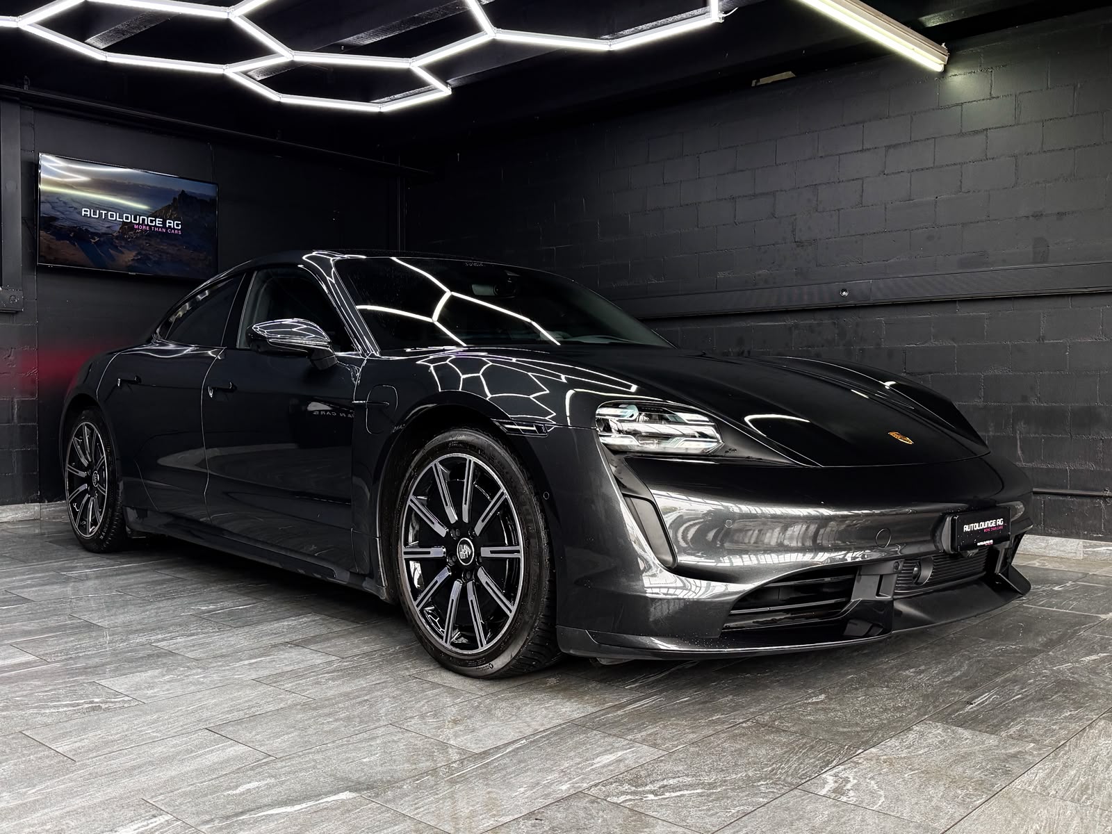 PORSCHE Taycan Turbo-showroom-element-1