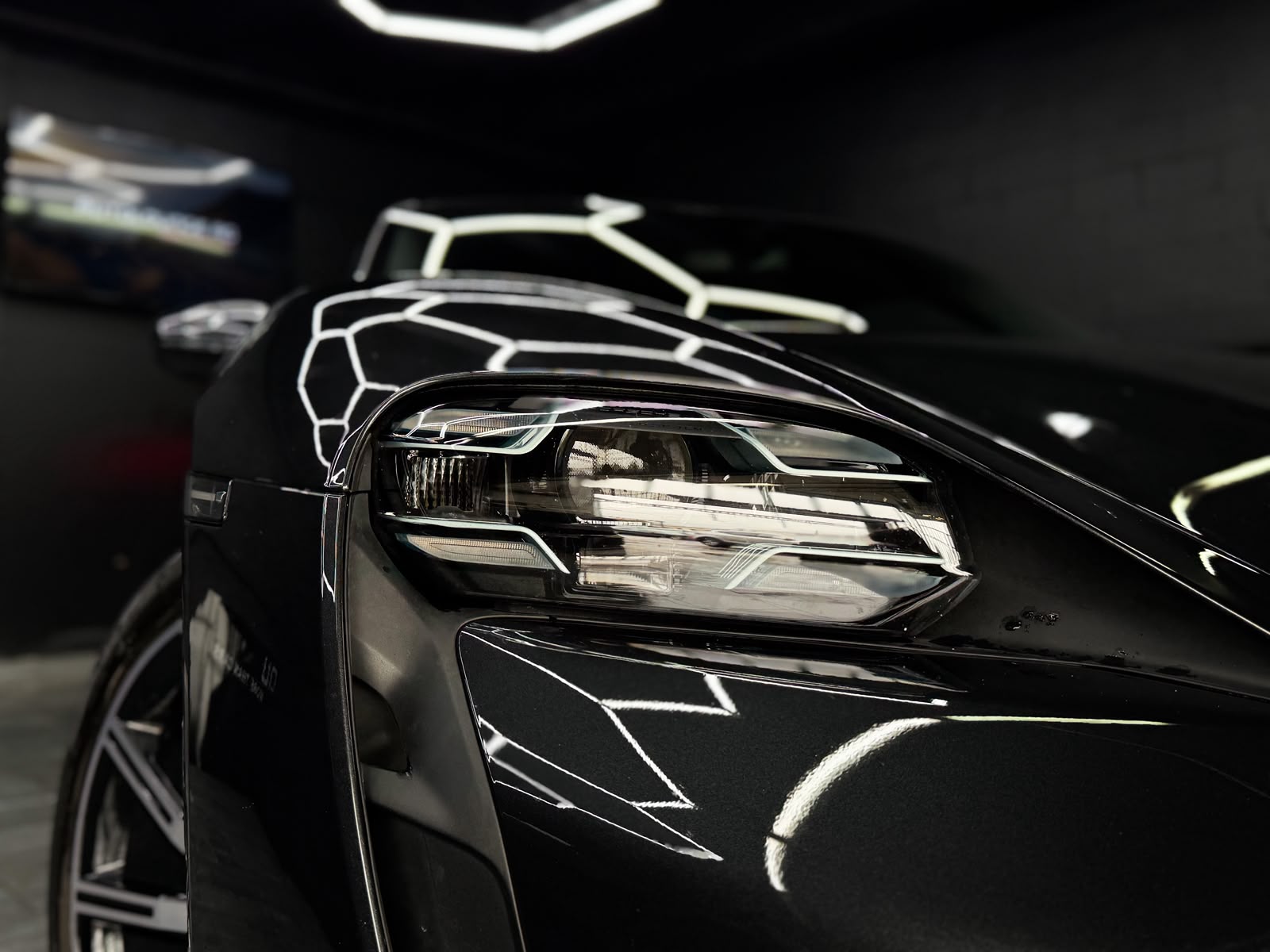 PORSCHE Taycan Turbo-showroom-element-2