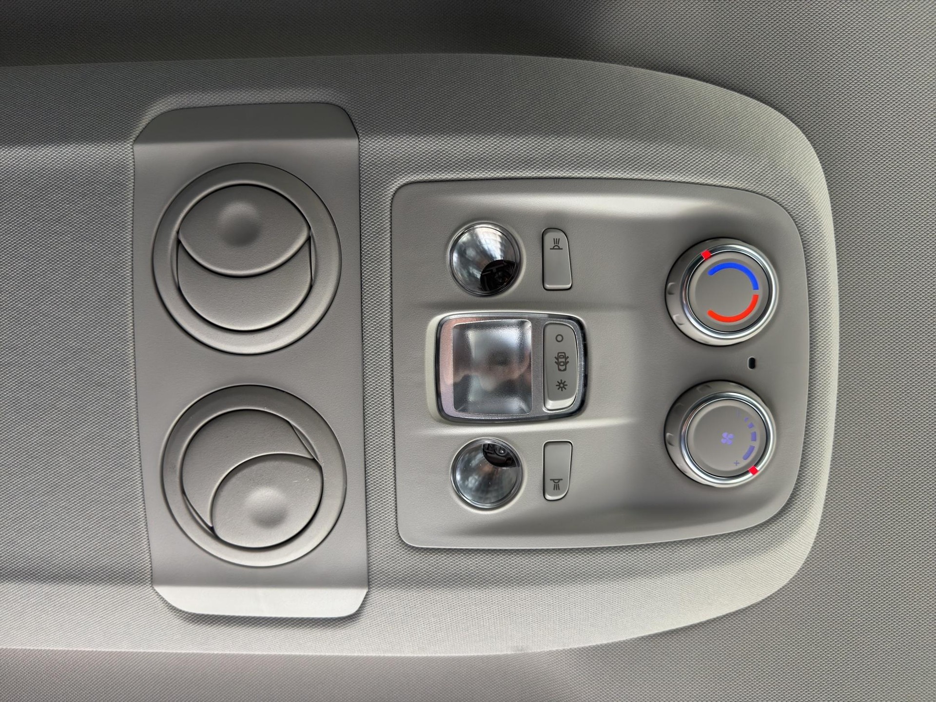 PEUGEOT Traveller Standard 2.2 BlueHDi 180 Family Edition S/S-image-12