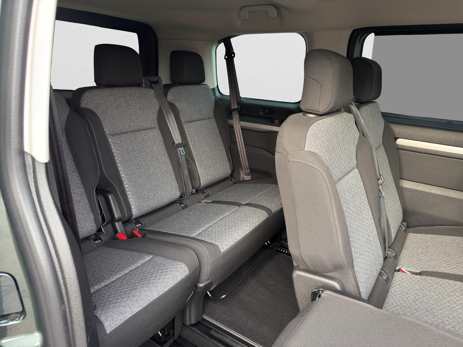 PEUGEOT Traveller Standard 2.2 BlueHDi 180 Family Edition S/S-image-14