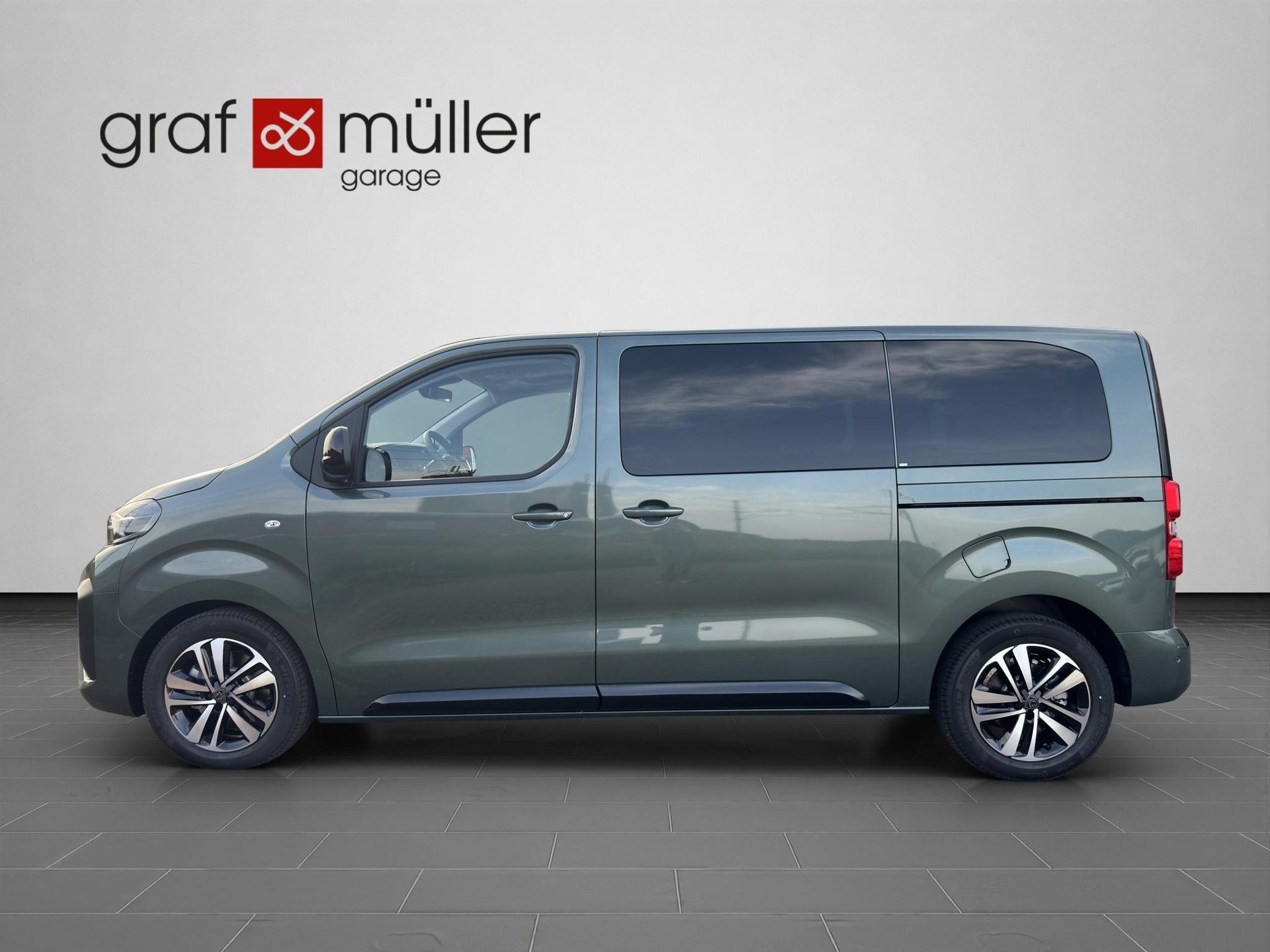 PEUGEOT Traveller Standard 2.2 BlueHDi 180 Family Edition S/S-showroom-element-1