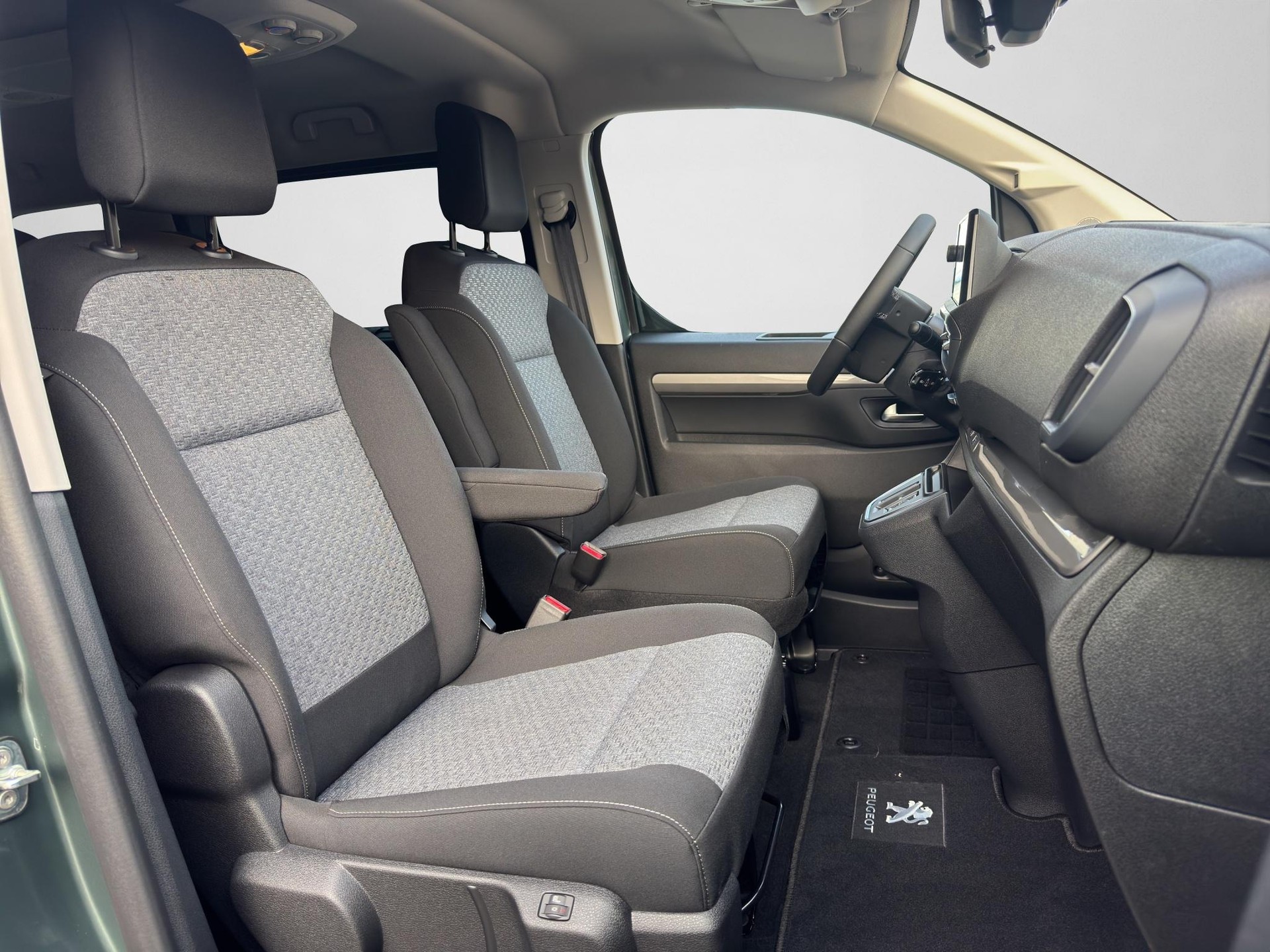 PEUGEOT Traveller Standard 2.2 BlueHDi 180 Family Edition S/S-image-11