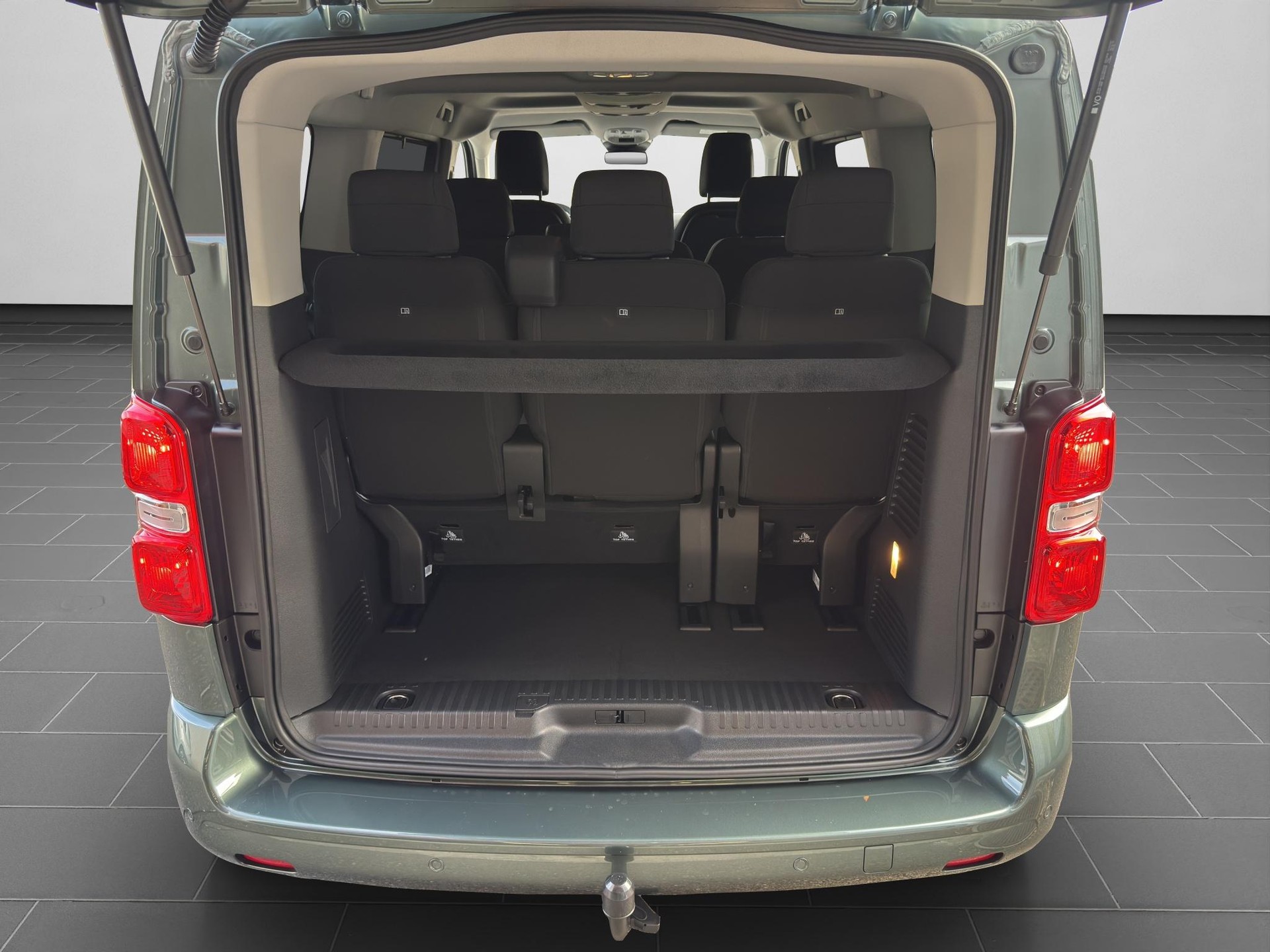 PEUGEOT Traveller Standard 2.2 BlueHDi 180 Family Edition S/S-image-15