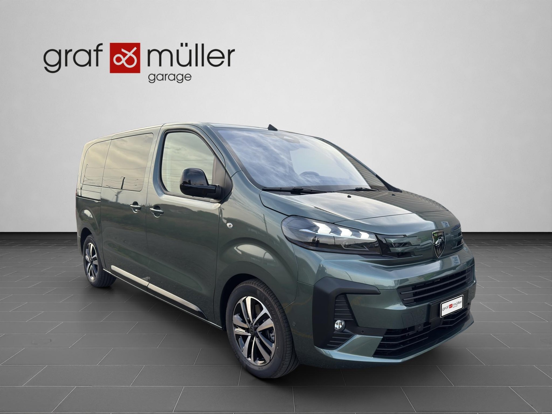 PEUGEOT Traveller Standard 2.2 BlueHDi 180 Family Edition S/S-image-19