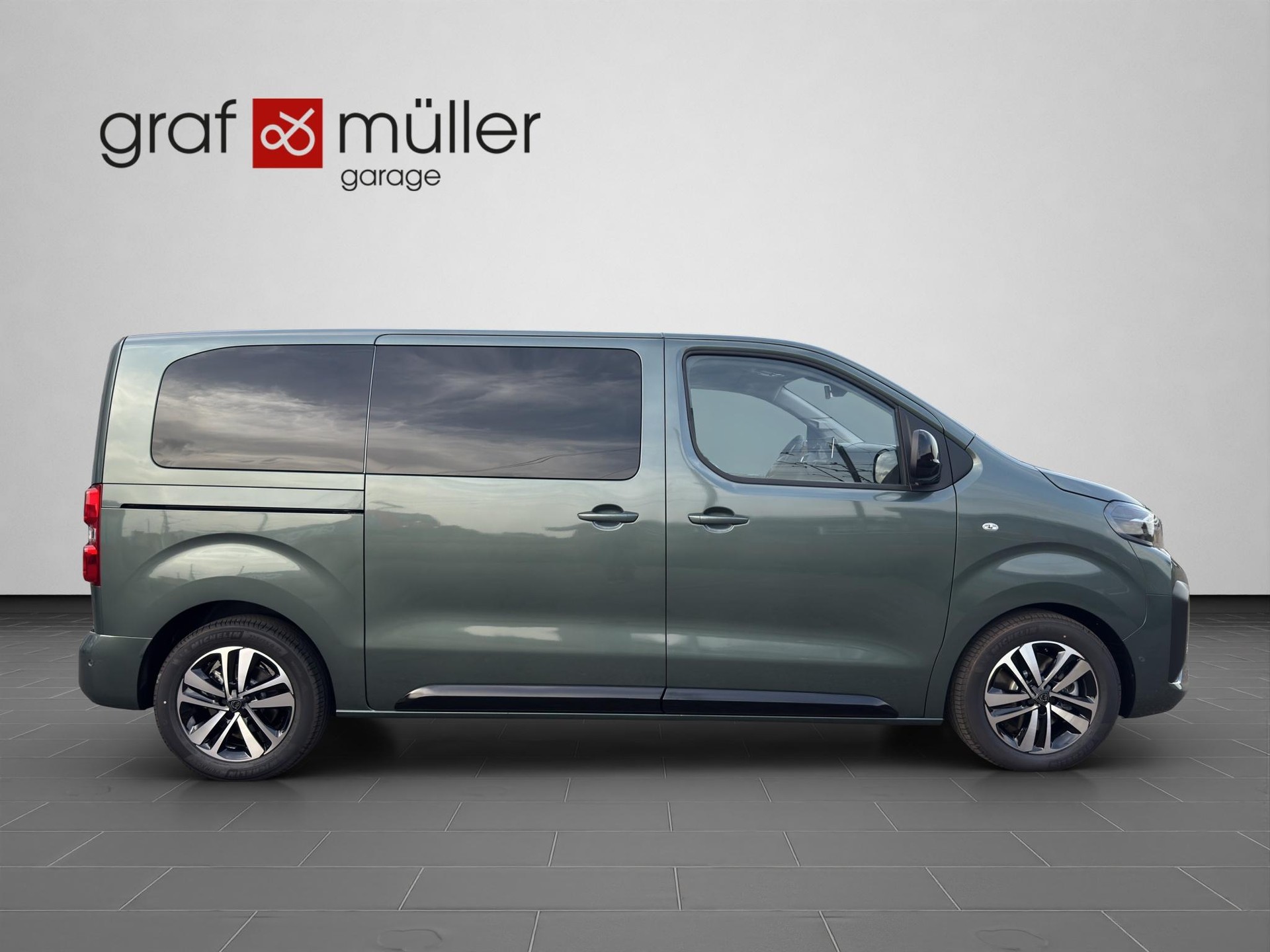 PEUGEOT Traveller Standard 2.2 BlueHDi 180 Family Edition S/S-image-18