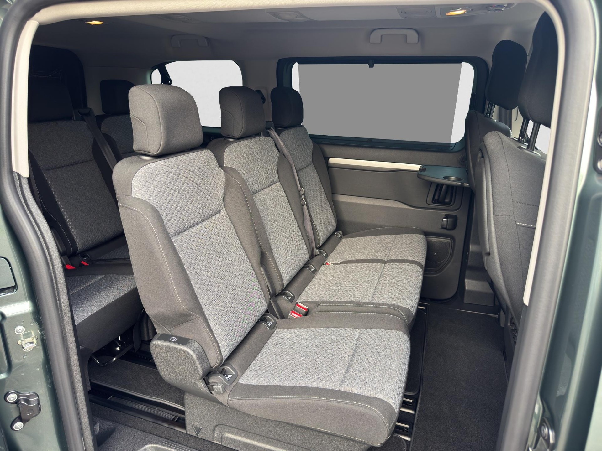 PEUGEOT Traveller Standard 2.2 BlueHDi 180 Family Edition S/S-image-13