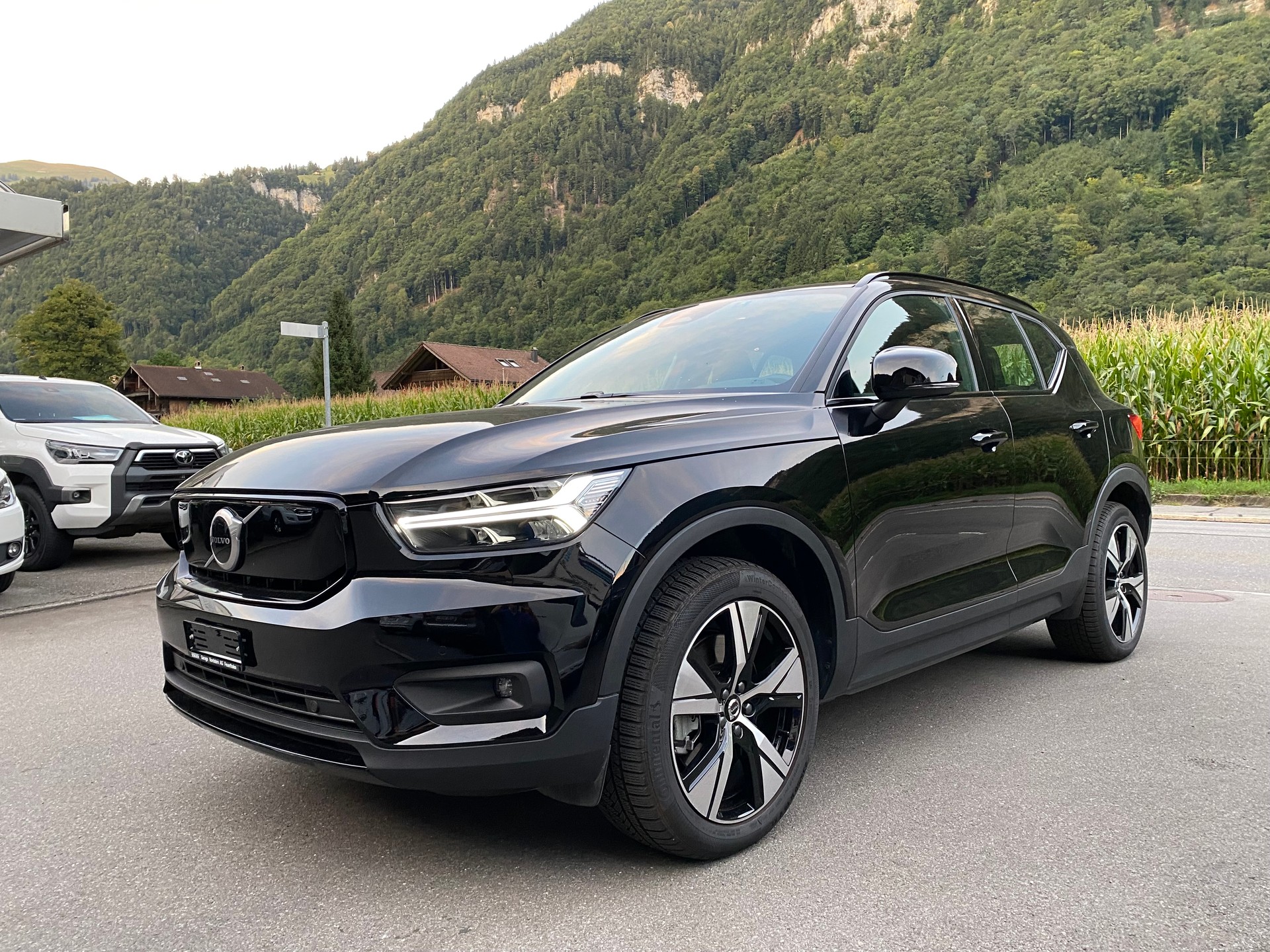 VOLVO XC40 P8 AWD Pure Electric R-Design-image-1