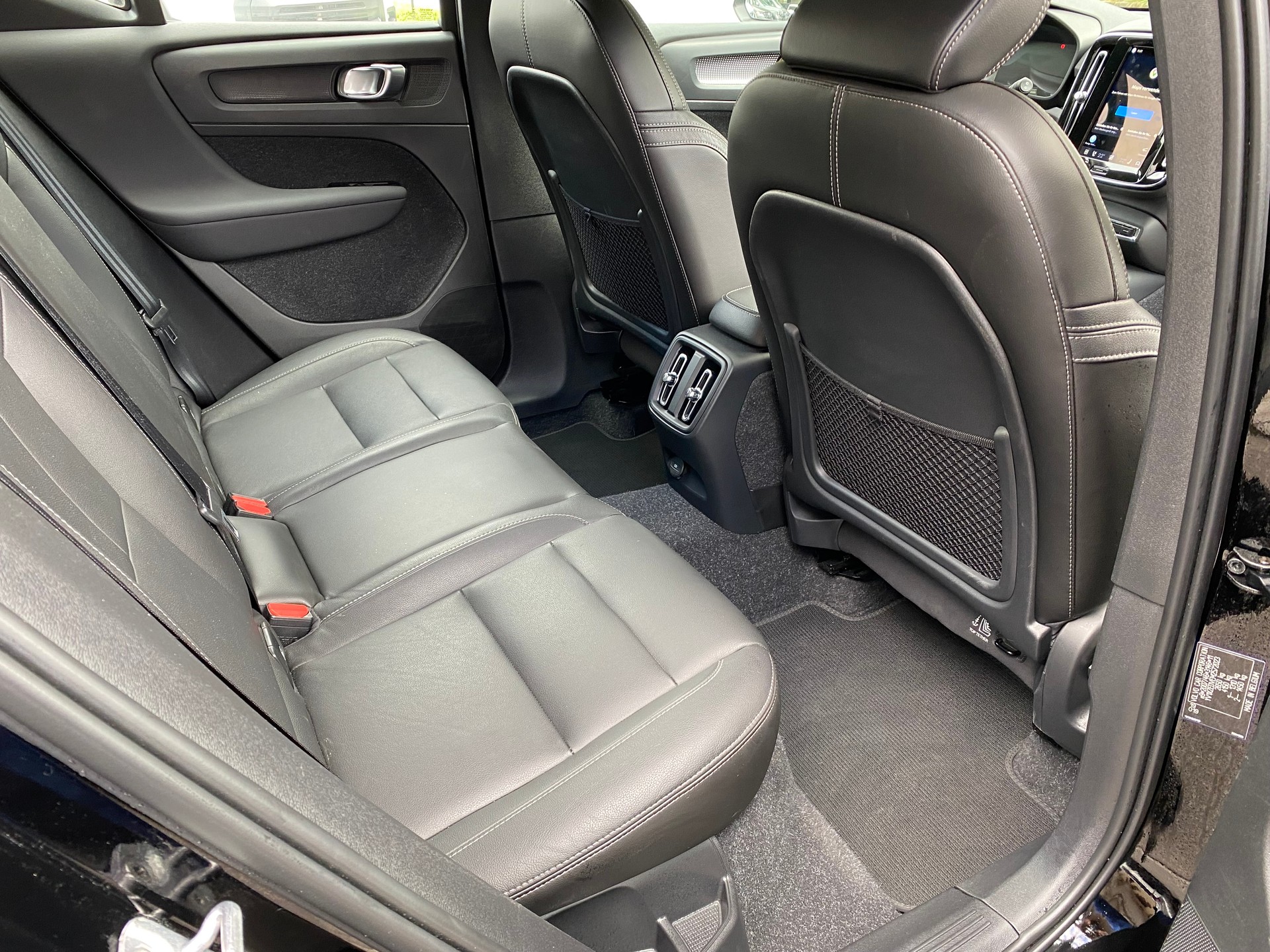VOLVO XC40 P8 AWD Pure Electric R-Design-image-7